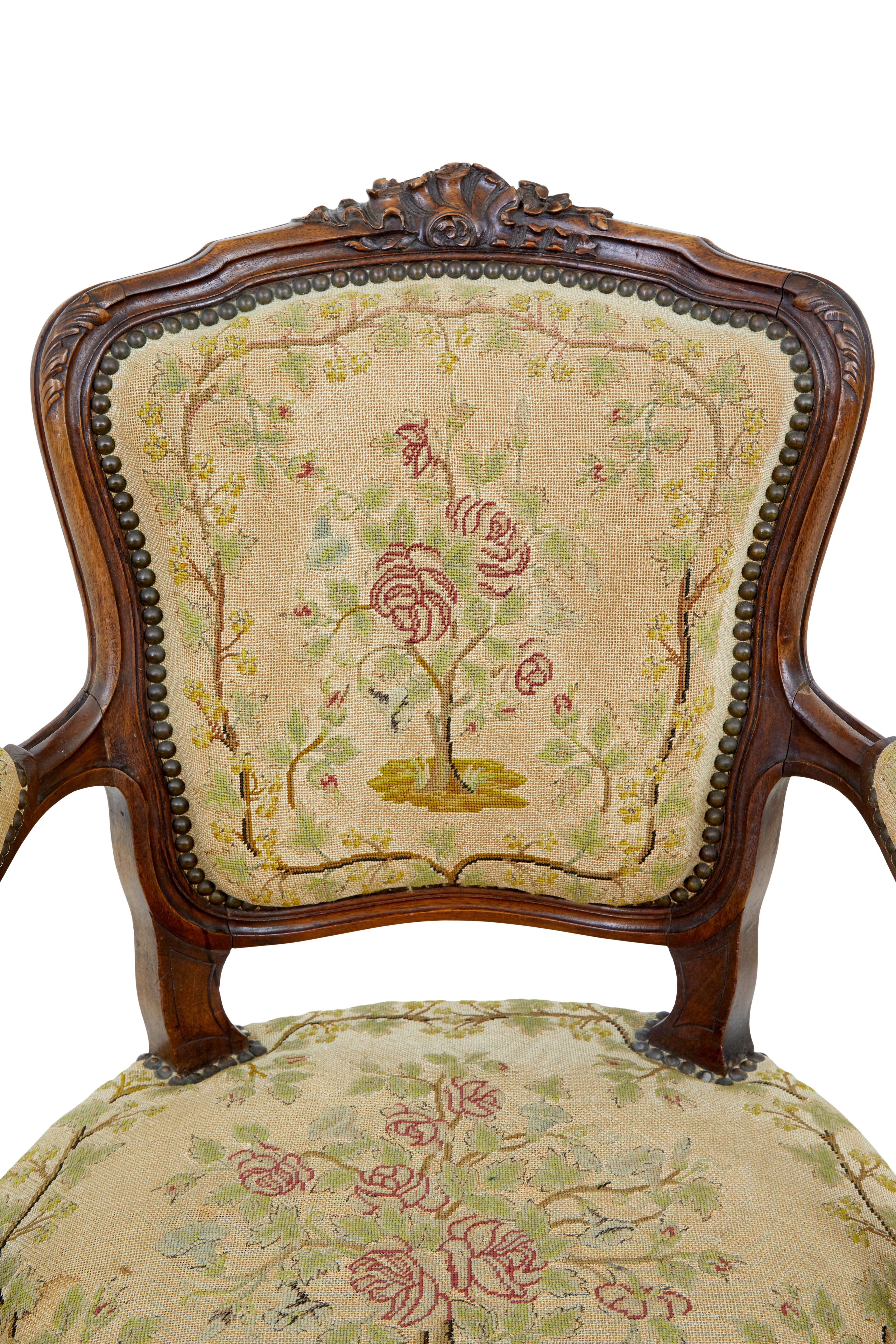 Paire de fauteuils en noyer du XIXe siècle Bon état - En vente à Debenham, Suffolk