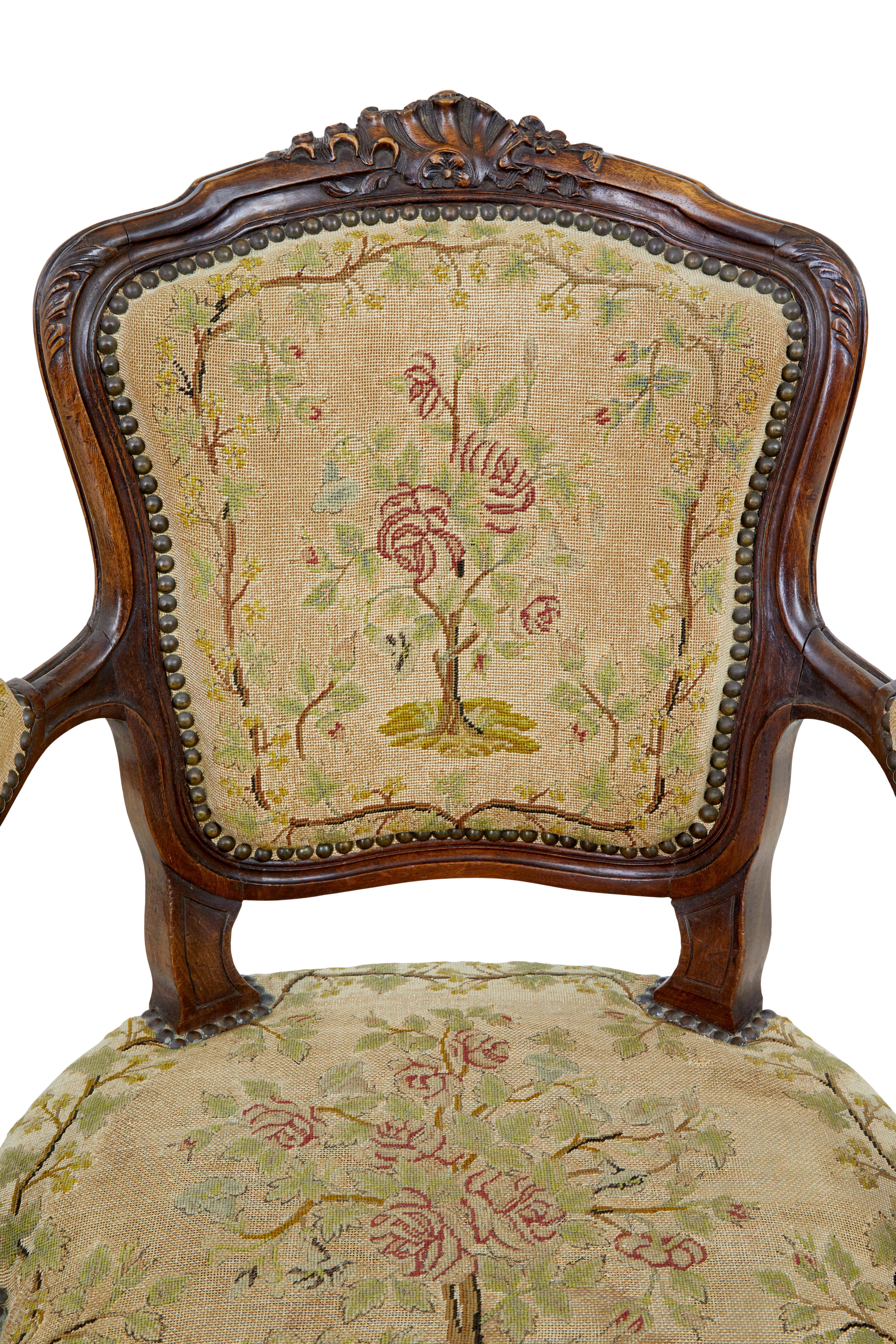 Tapisserie Paire de fauteuils en noyer du XIXe siècle en vente