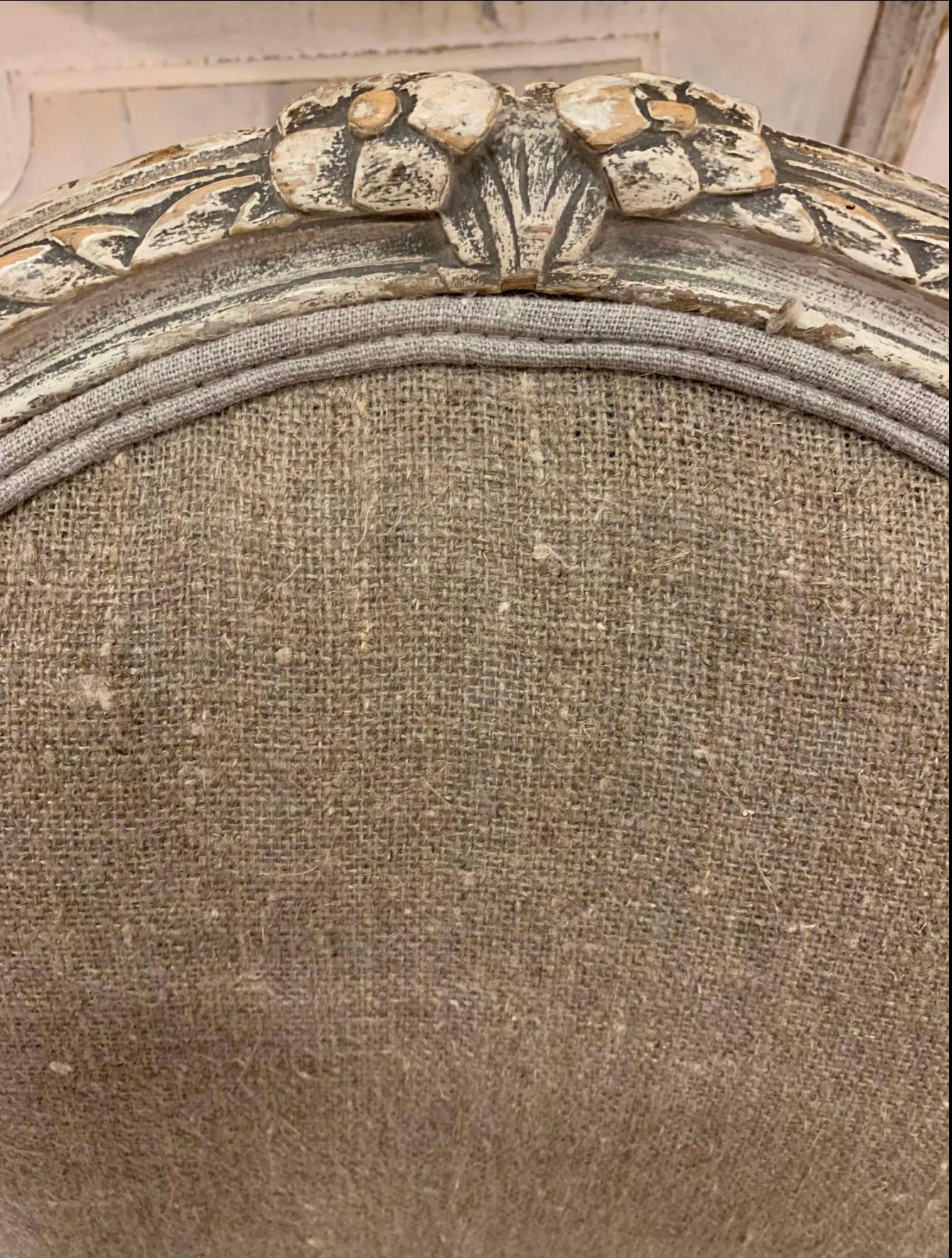 Une belle paire de fauteuils ouverts français de la fin du XIXe siècle dans le style Louis XVI.
Avec des détails sculptés, ils sont sobres et discrets. Ils ont conservé leur peinture d'origine et ont été tapissés d'un lin européen souple de couleur