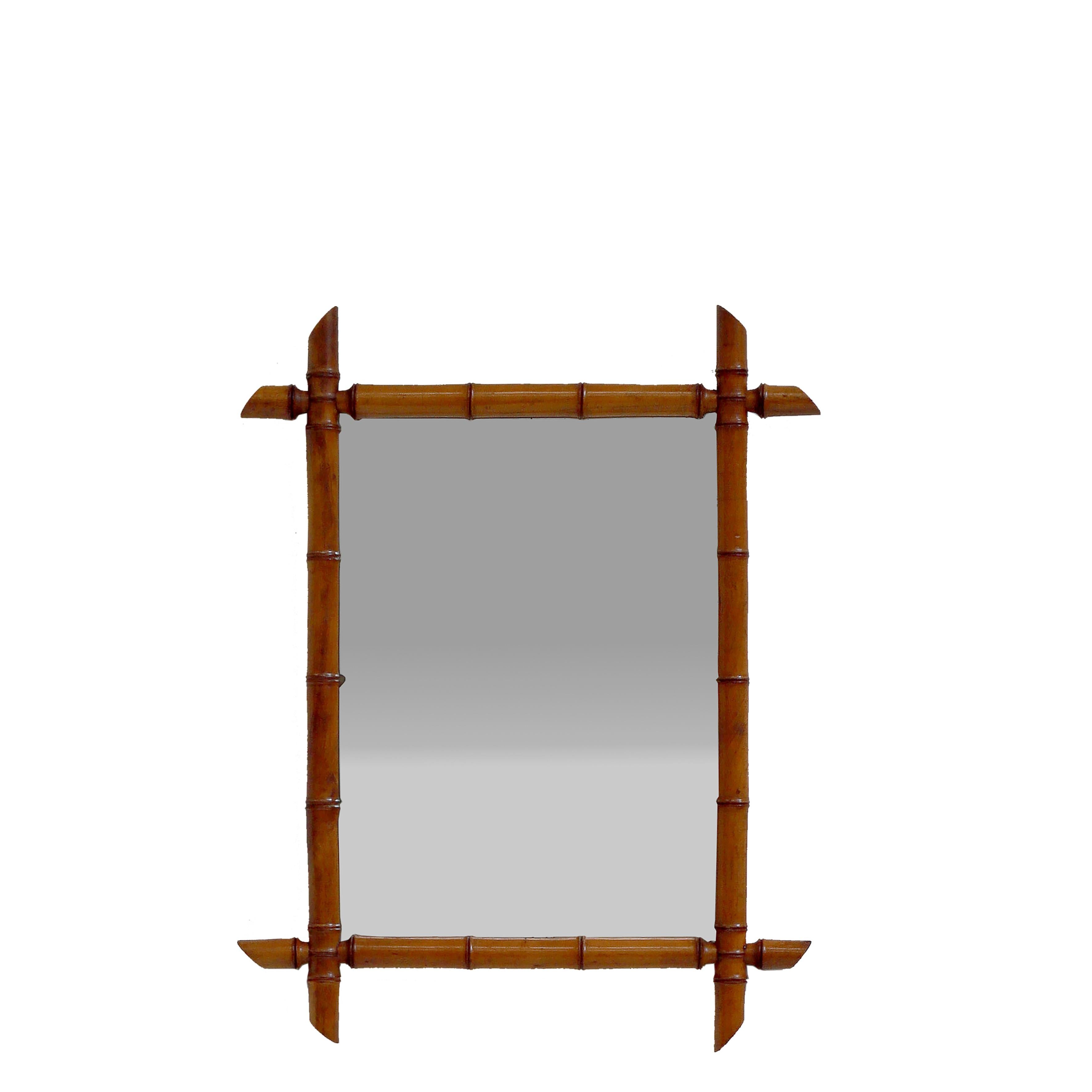 Un par de espejos de pared franceses del siglo XIX, cada uno con un diseño distinto pero armonizado. Destacan por su refinada artesanía y su estética de inspiración exótica, y son típicas de la fascinación de finales del siglo XIX por el Japonismo y