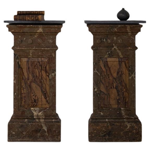 Pareja de pedestales franceses del siglo XIX pintados de falso mármol con tapas de mármol