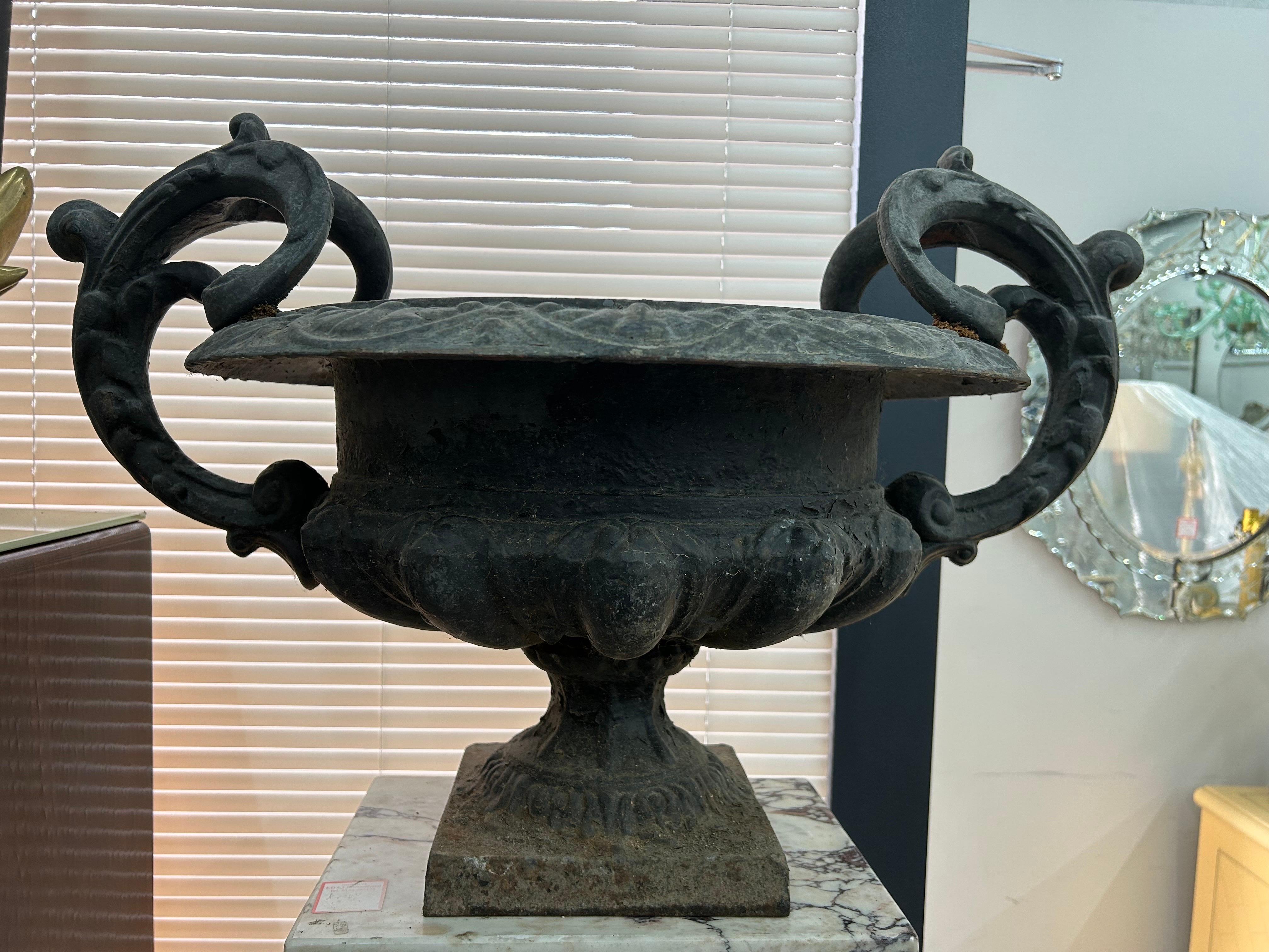 Grande paire d'urnes de jardin françaises du 19e siècle.
Nous vous proposons une très grande paire d'urnes de jardin en fonte française du 19ème siècle avec de grandes poignées exagérées.
Nos urnes de jardin françaises en fer Napoléon III datent des