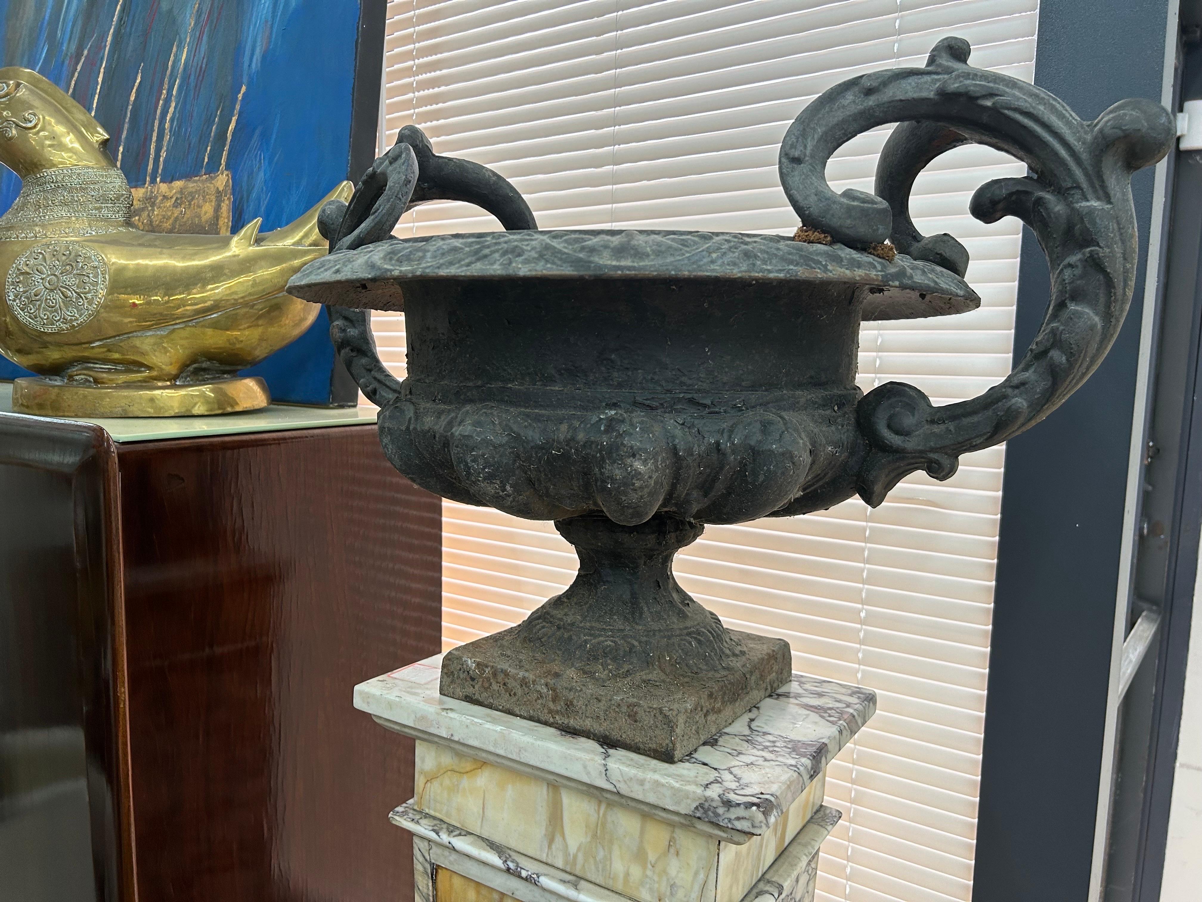 Français Grande paire d'urnes de jardin françaises du 19ème siècle en vente