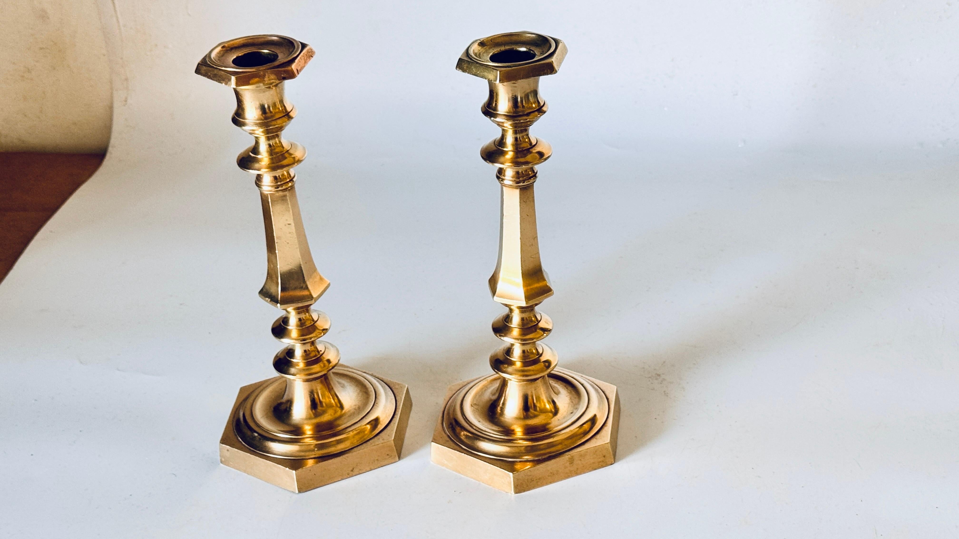 Pareja de candeleros franceses de bronce dorado del siglo XIX Base octogonal en venta 5