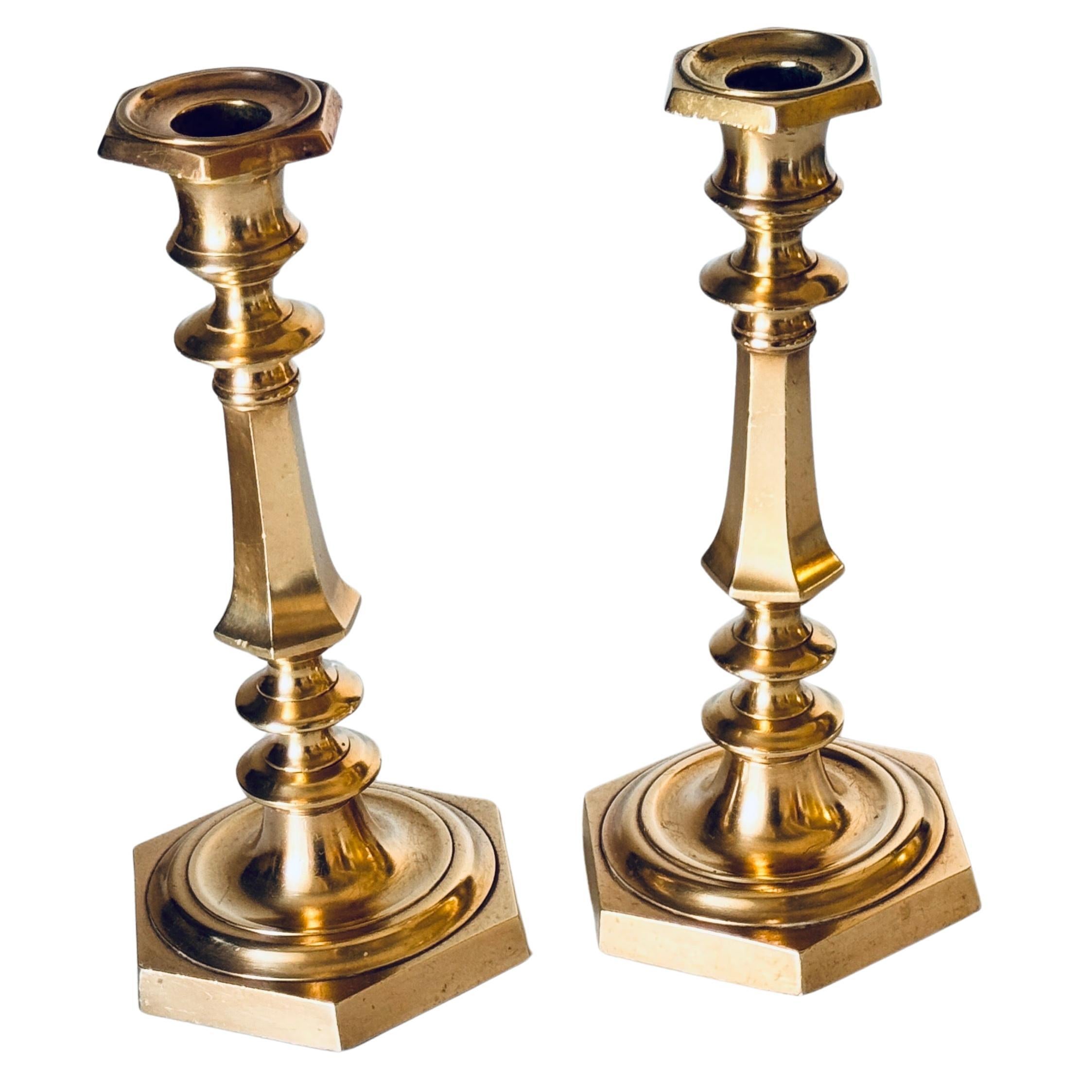 Pareja de candeleros franceses de bronce dorado del siglo XIX Base octogonal Barroco en venta