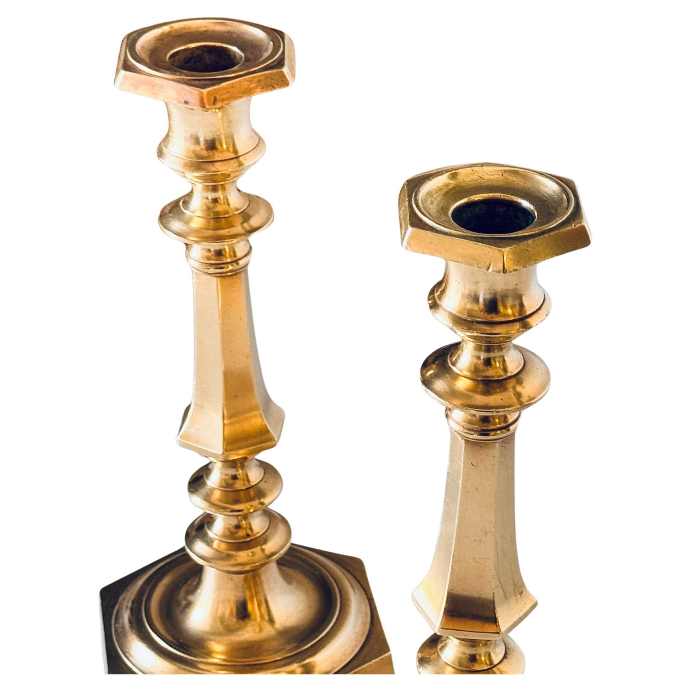 Pareja de candeleros franceses de bronce dorado del siglo XIX Base octogonal Francés en venta