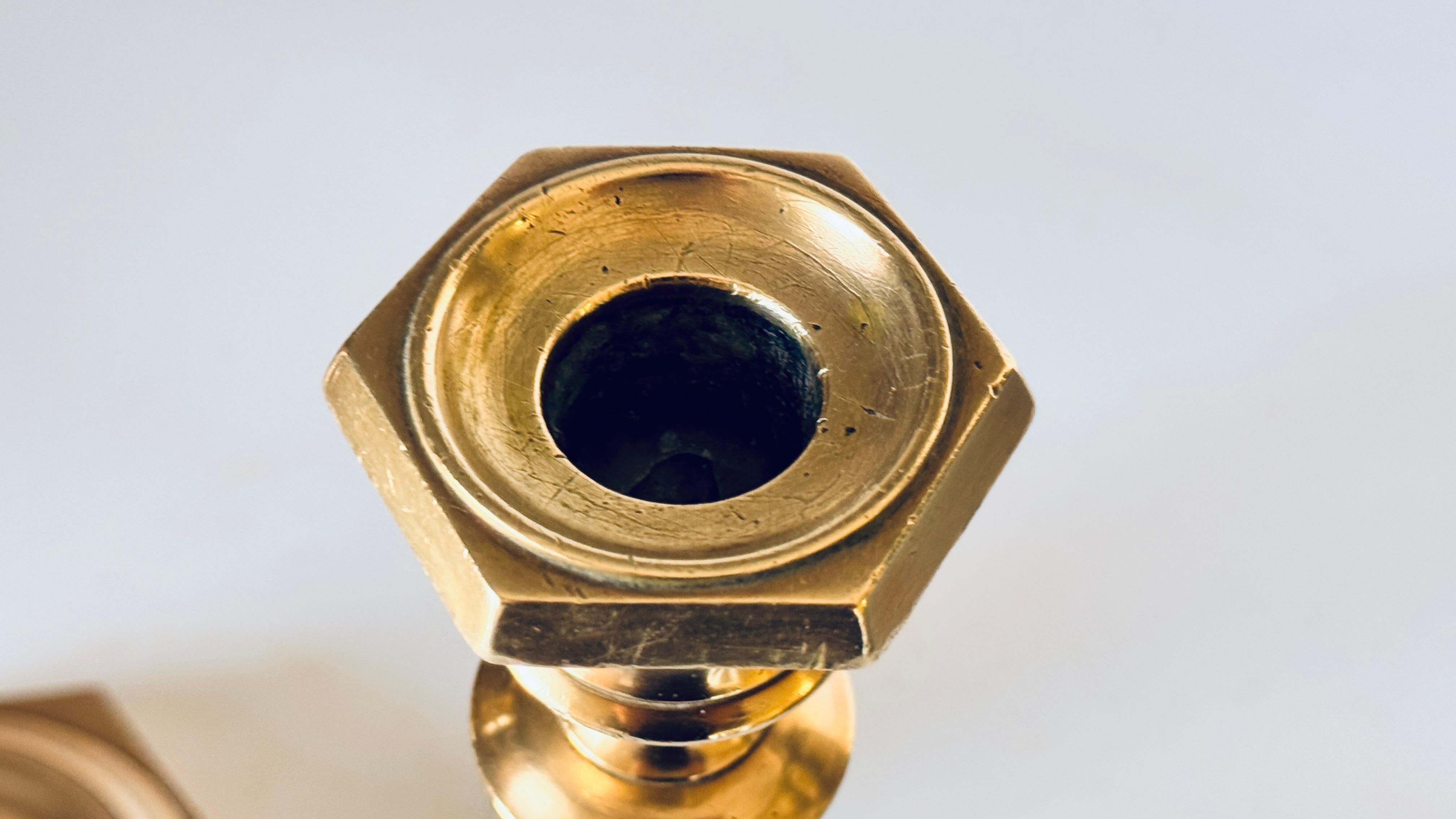 Pareja de candeleros franceses de bronce dorado del siglo XIX Base octogonal en Bueno estado para la venta en Auribeau sur Siagne, FR