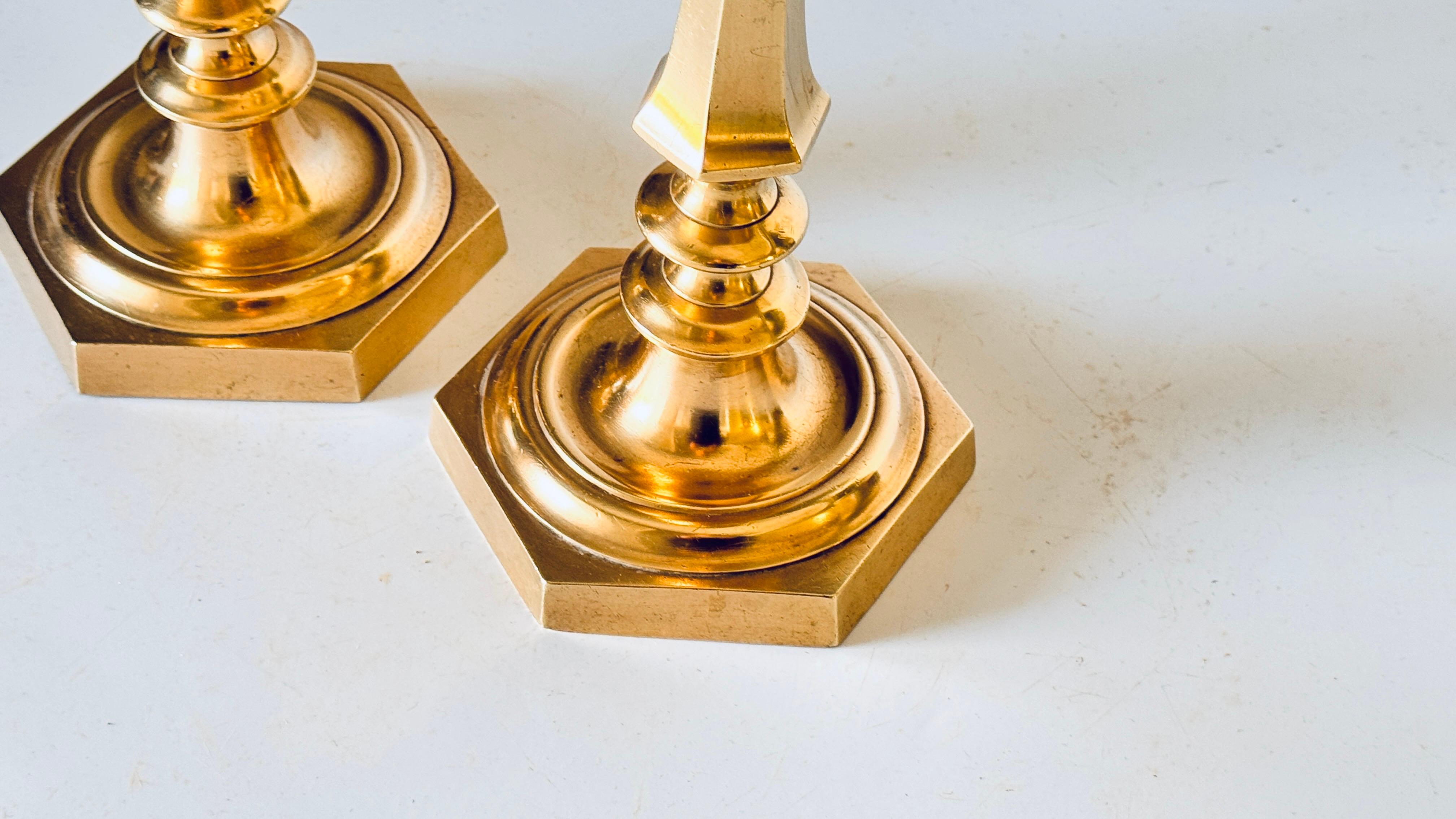 Pareja de candeleros franceses de bronce dorado del siglo XIX Base octogonal Bronce en venta