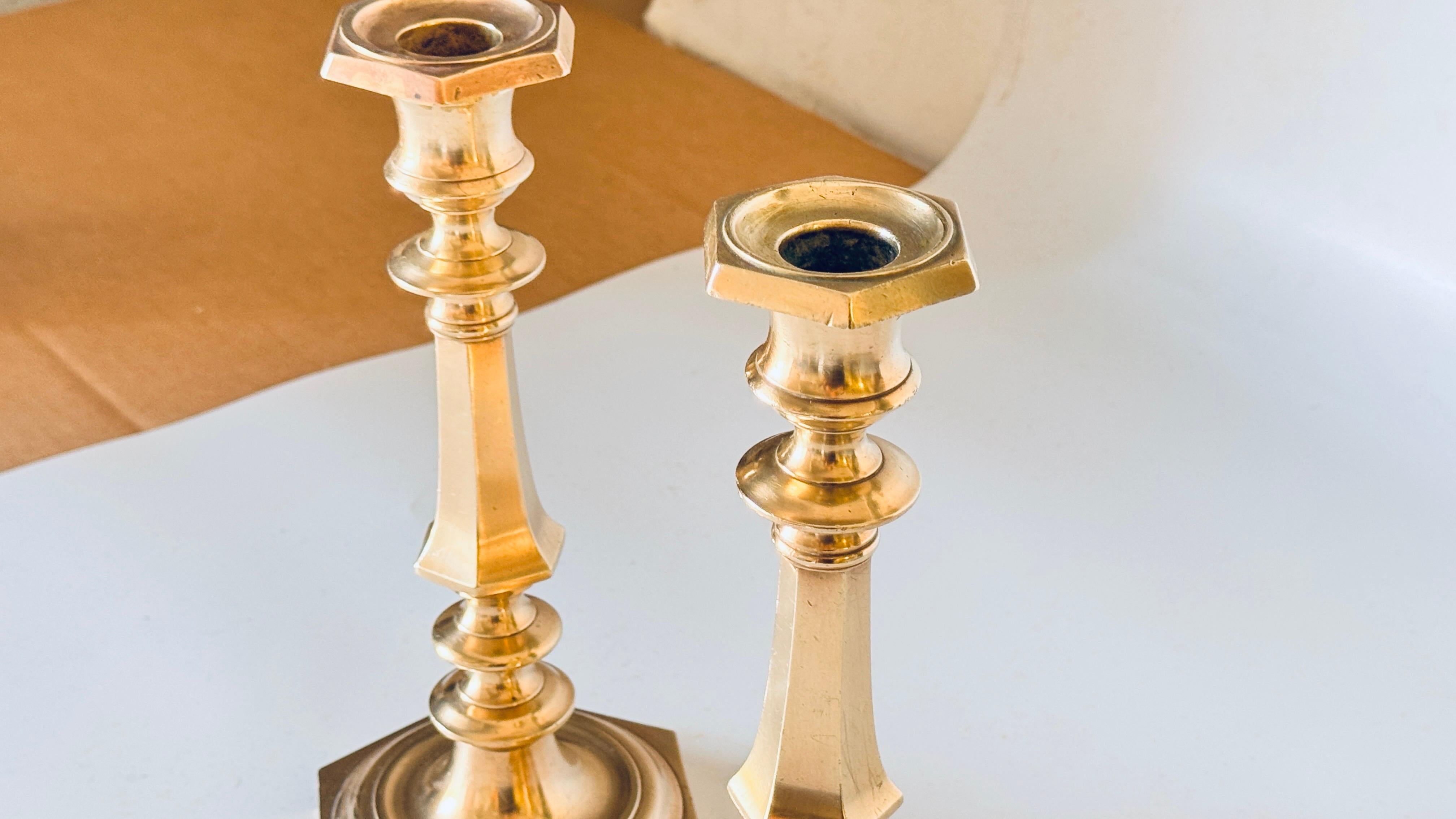 Pareja de candeleros franceses de bronce dorado del siglo XIX Base octogonal en venta 1