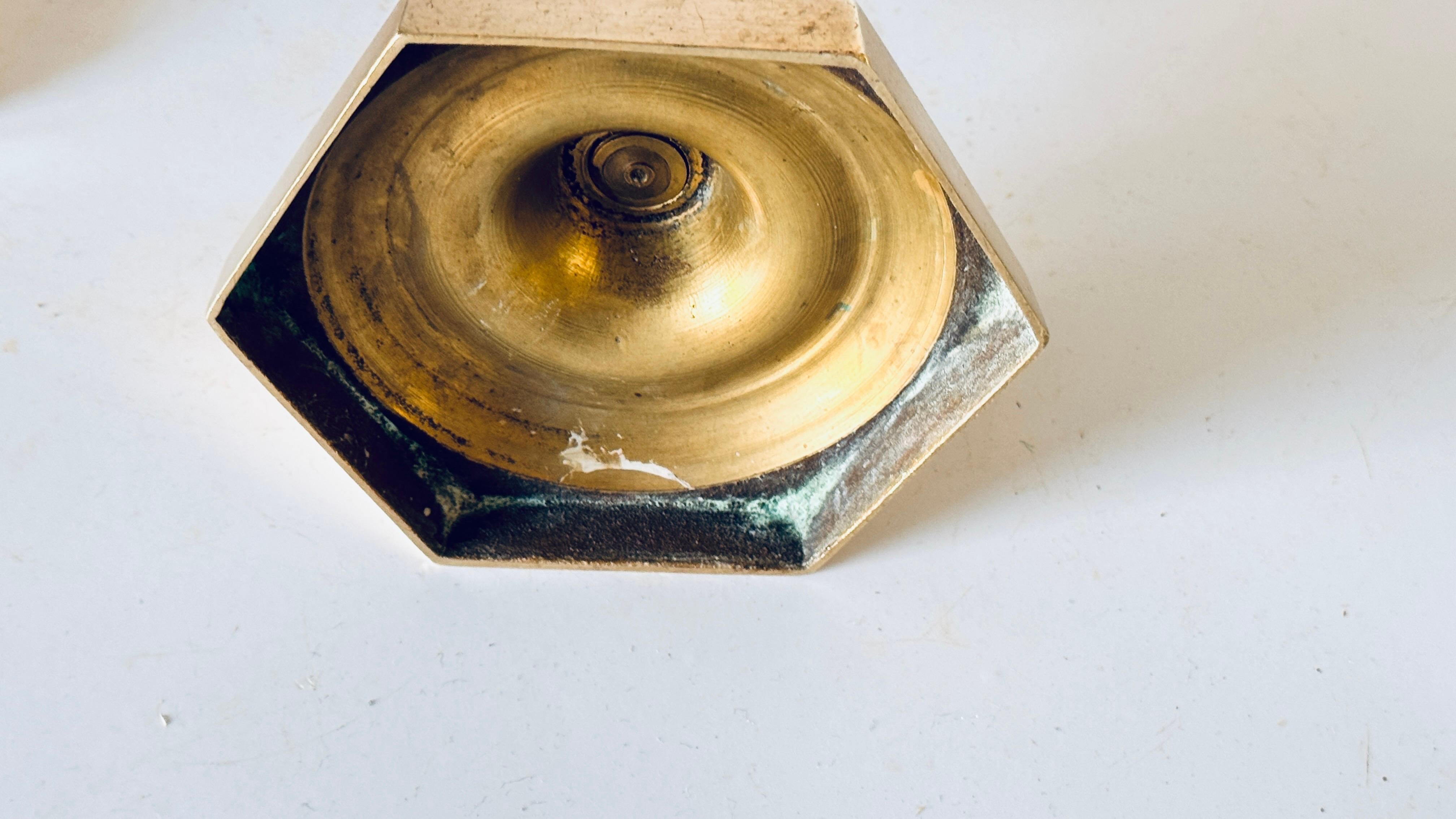 Pareja de candeleros franceses de bronce dorado del siglo XIX Base octogonal en venta 2