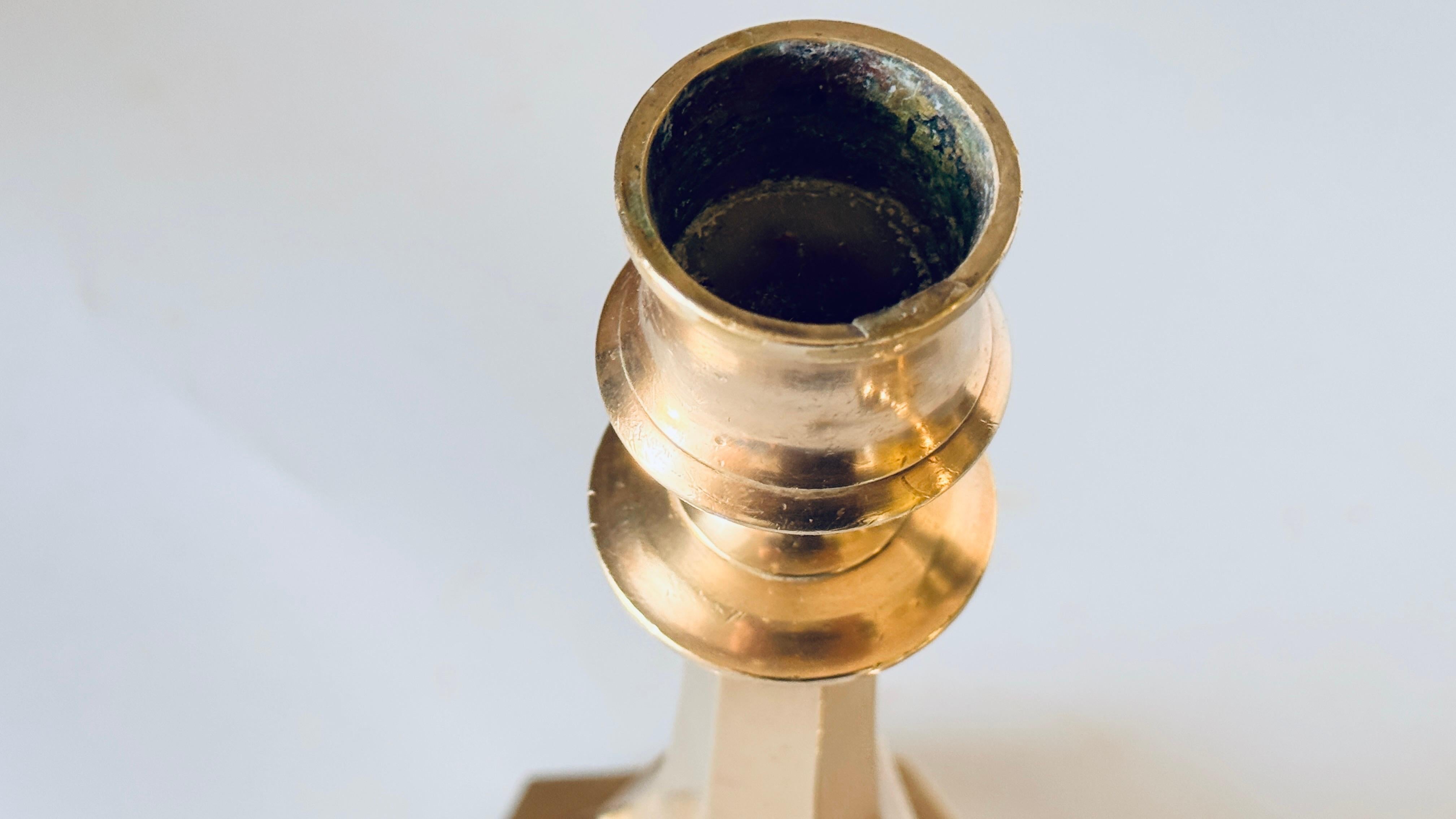 Pareja de candeleros franceses de bronce dorado del siglo XIX Base octogonal en venta 3