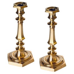 Coppia di candelieri francesi in bronzo dorato del XIX secolo a base ottagonale