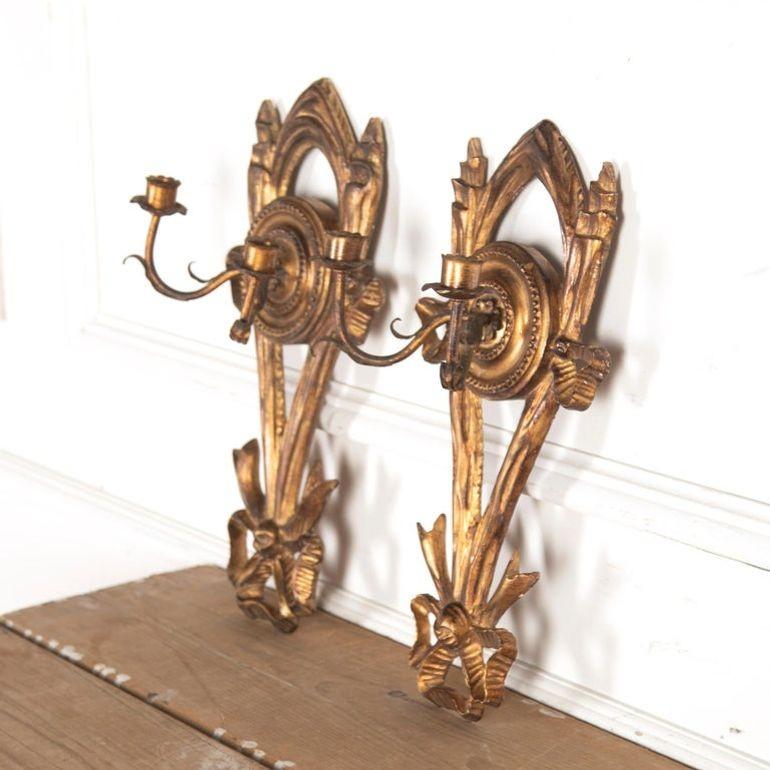 Sehr dekoratives Paar französischer Wandleuchter aus dem 19.

Diese hölzernen Leuchter mit jeweils zwei Kerzenhaltern sind wunderschön wasservergoldet und haben eine wunderbare brünierte Patina.

Mit umfangreichen dekorativen Details, darunter