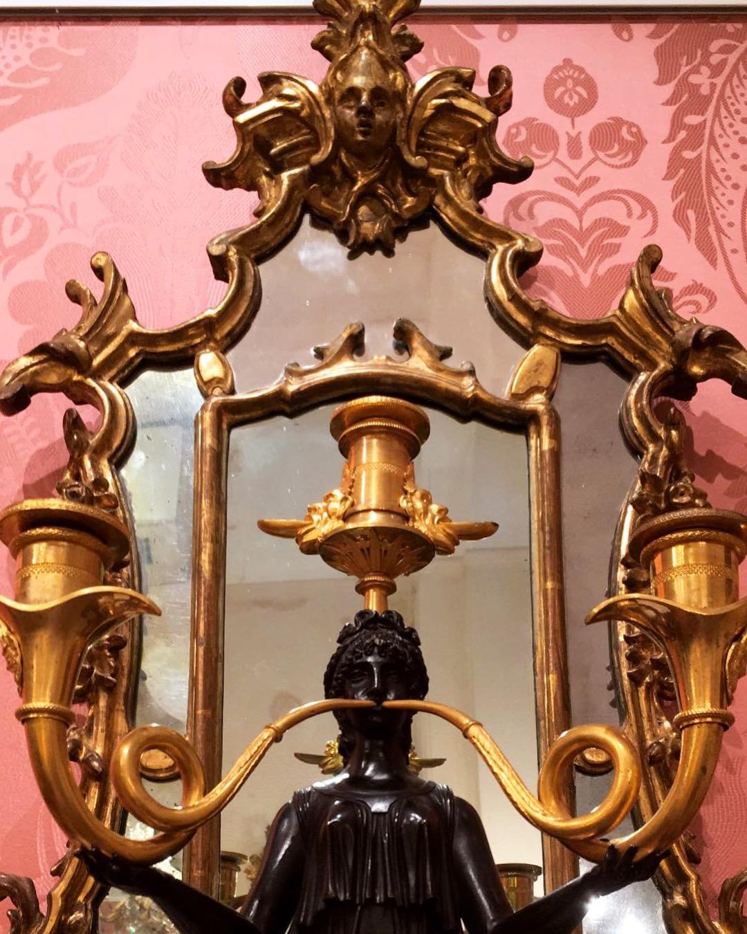 Paar französische vergoldete und bronzefarbene Kandelaber aus dem 19. Jahrhundert aus der Empire-Periode (Französisch) im Angebot