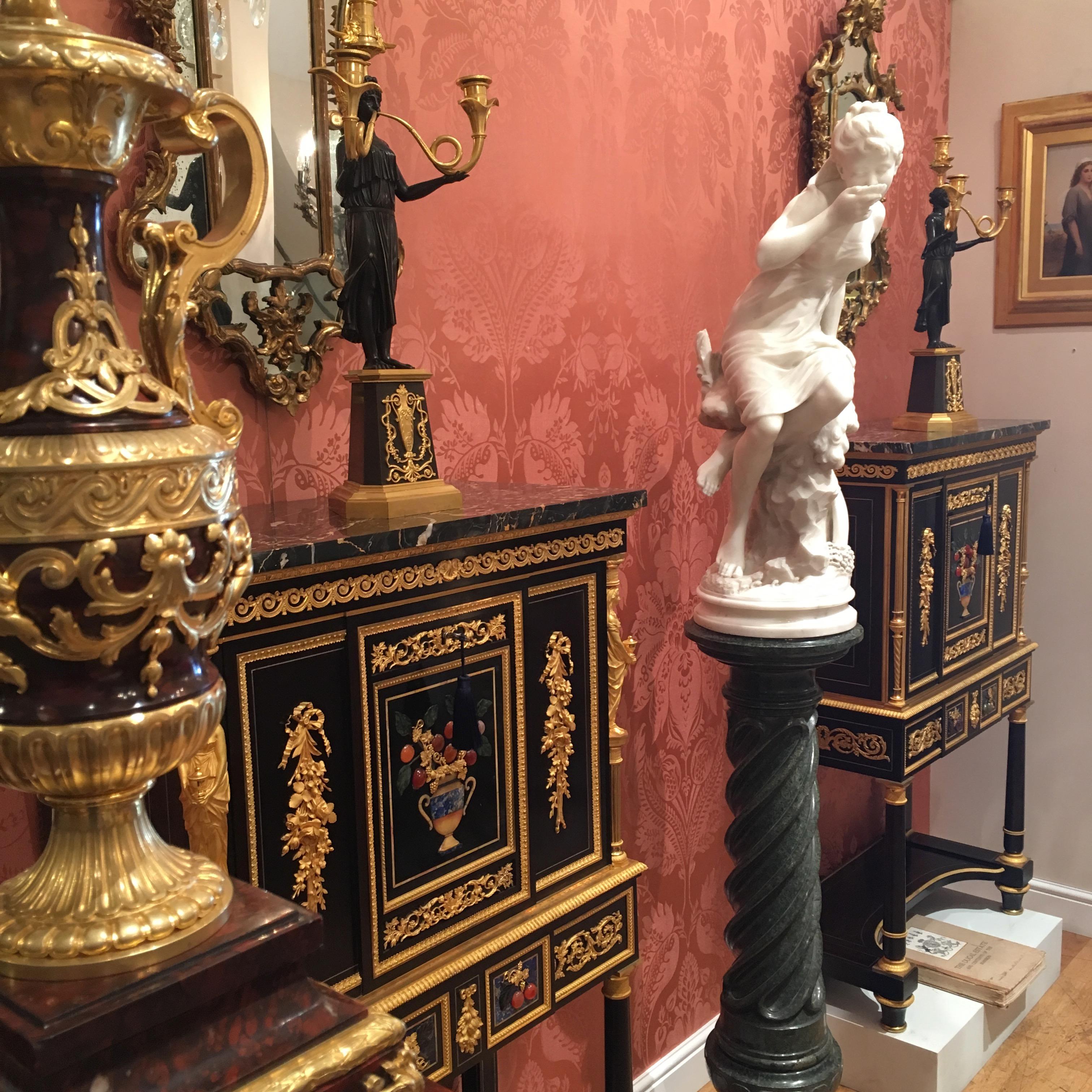 Paar französische vergoldete und bronzefarbene Kandelaber aus dem 19. Jahrhundert aus der Empire-Periode im Zustand „Gut“ im Angebot in London, GB