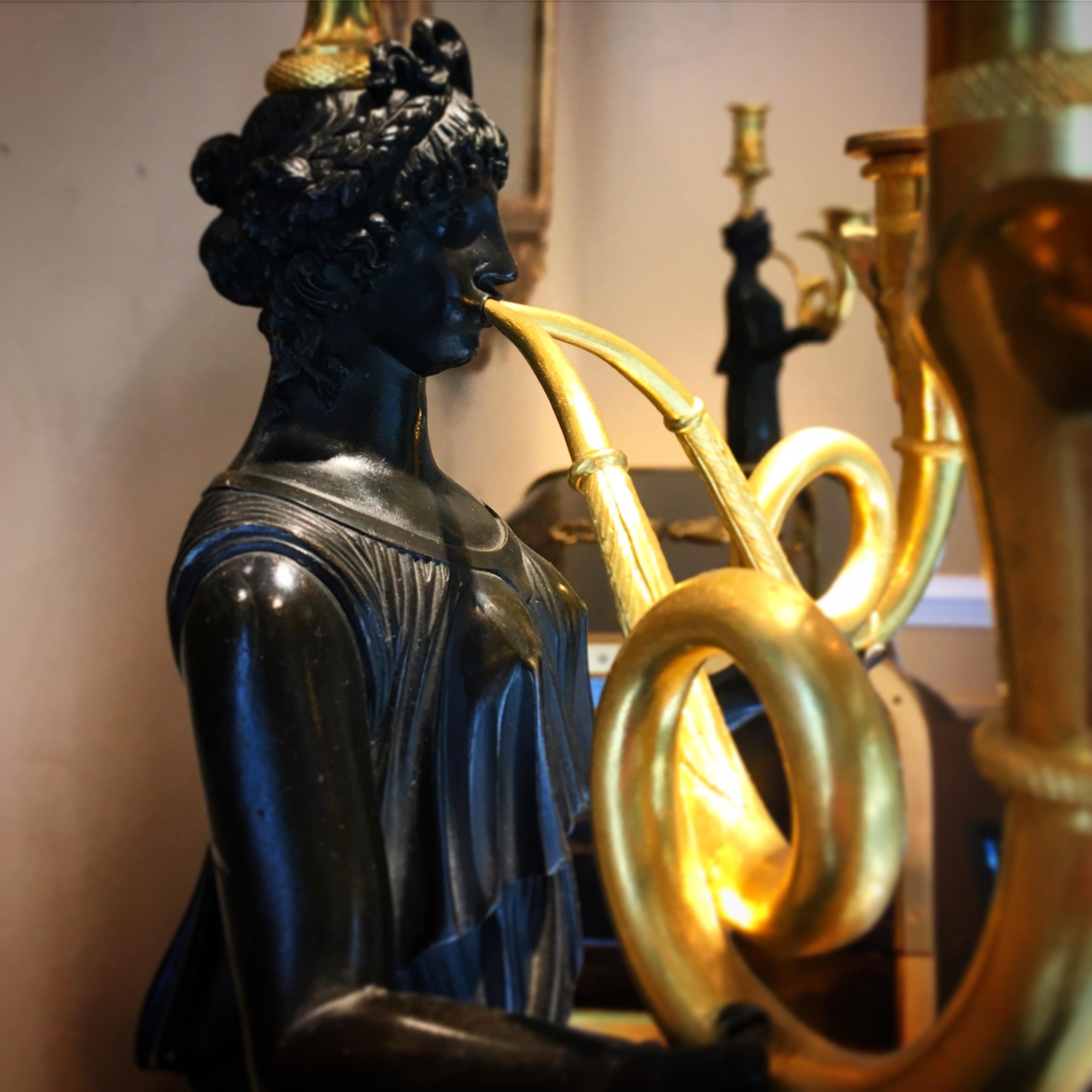 Paire de candélabres français du XIXe siècle en bronze doré et bronze de la période Empire en vente 1