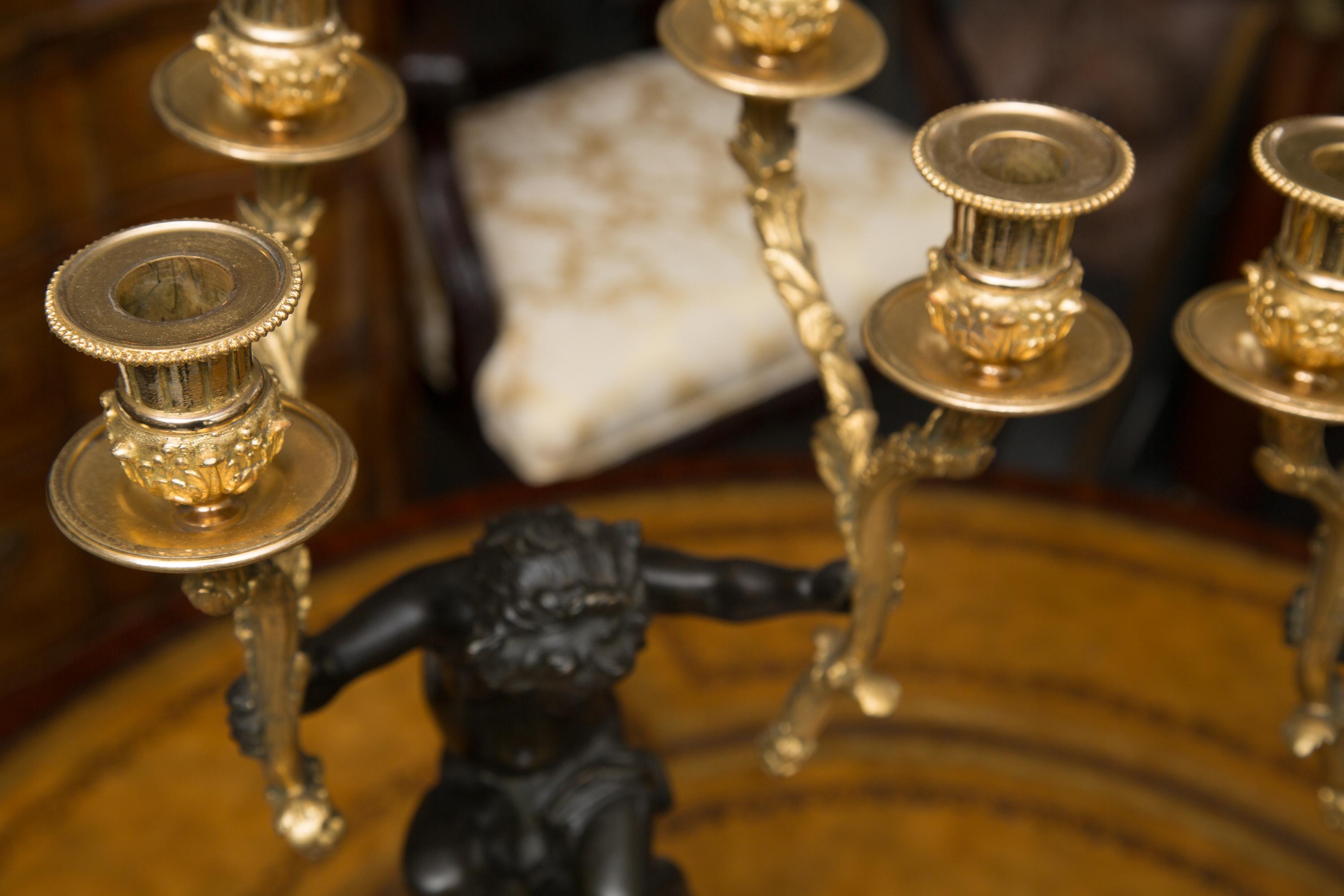 Paar französische Cherubs aus vergoldeter und patinierter Bronze des 19. Jahrhunderts als Kandelaber (Französisch) im Angebot