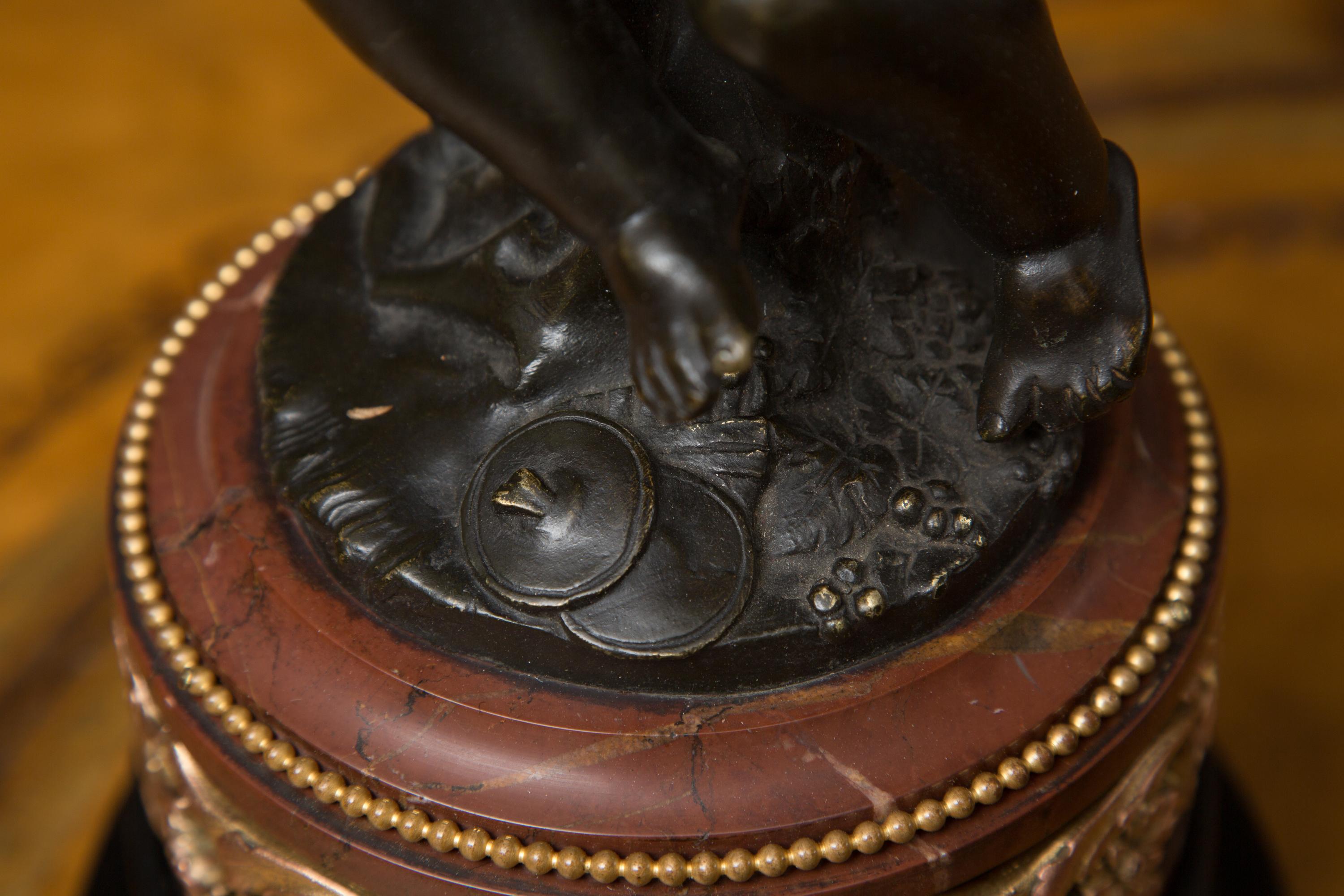 Paar französische Cherubs aus vergoldeter und patinierter Bronze des 19. Jahrhunderts als Kandelaber im Zustand „Gut“ im Angebot in WEST PALM BEACH, FL