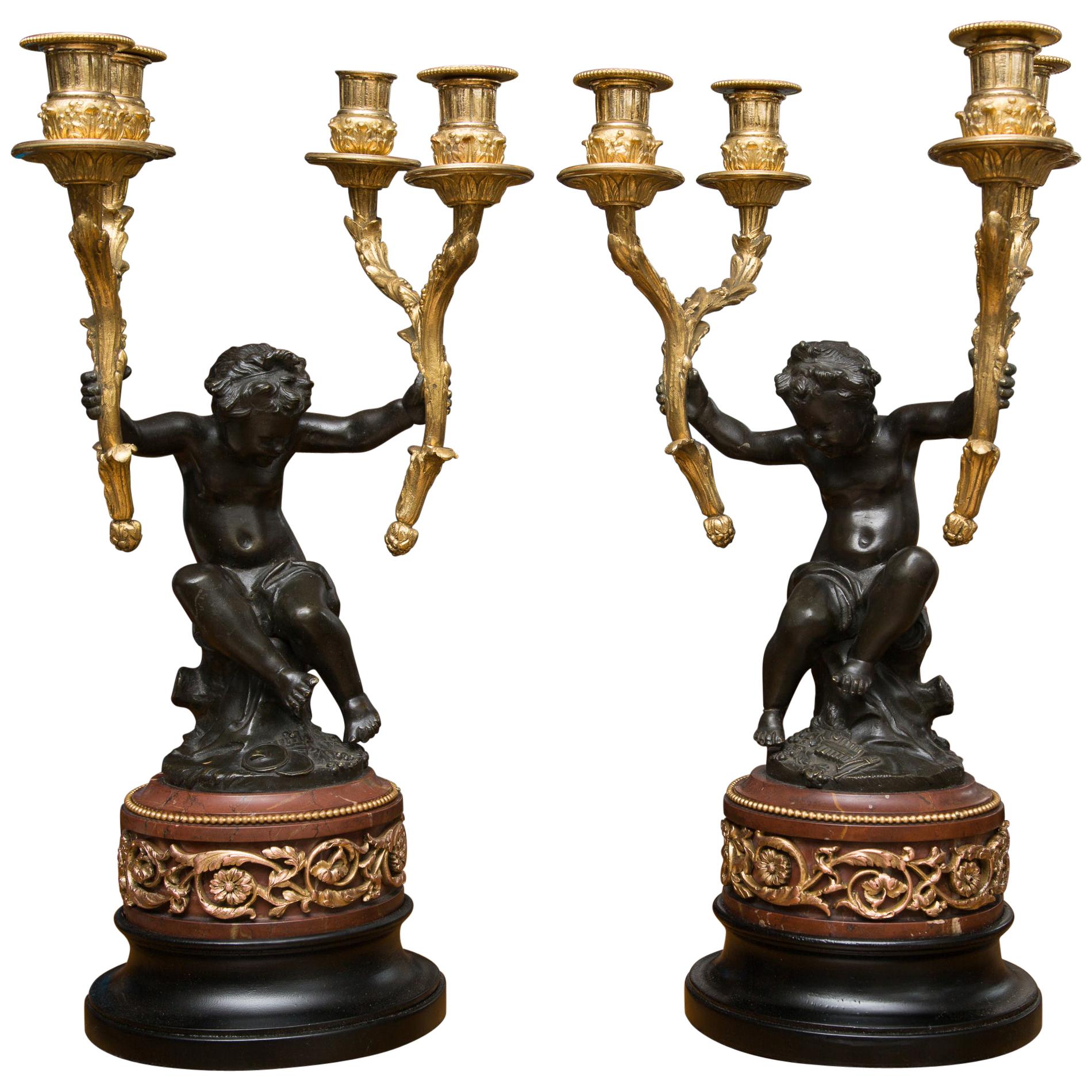 Paar französische Cherubs aus vergoldeter und patinierter Bronze des 19. Jahrhunderts als Kandelaber