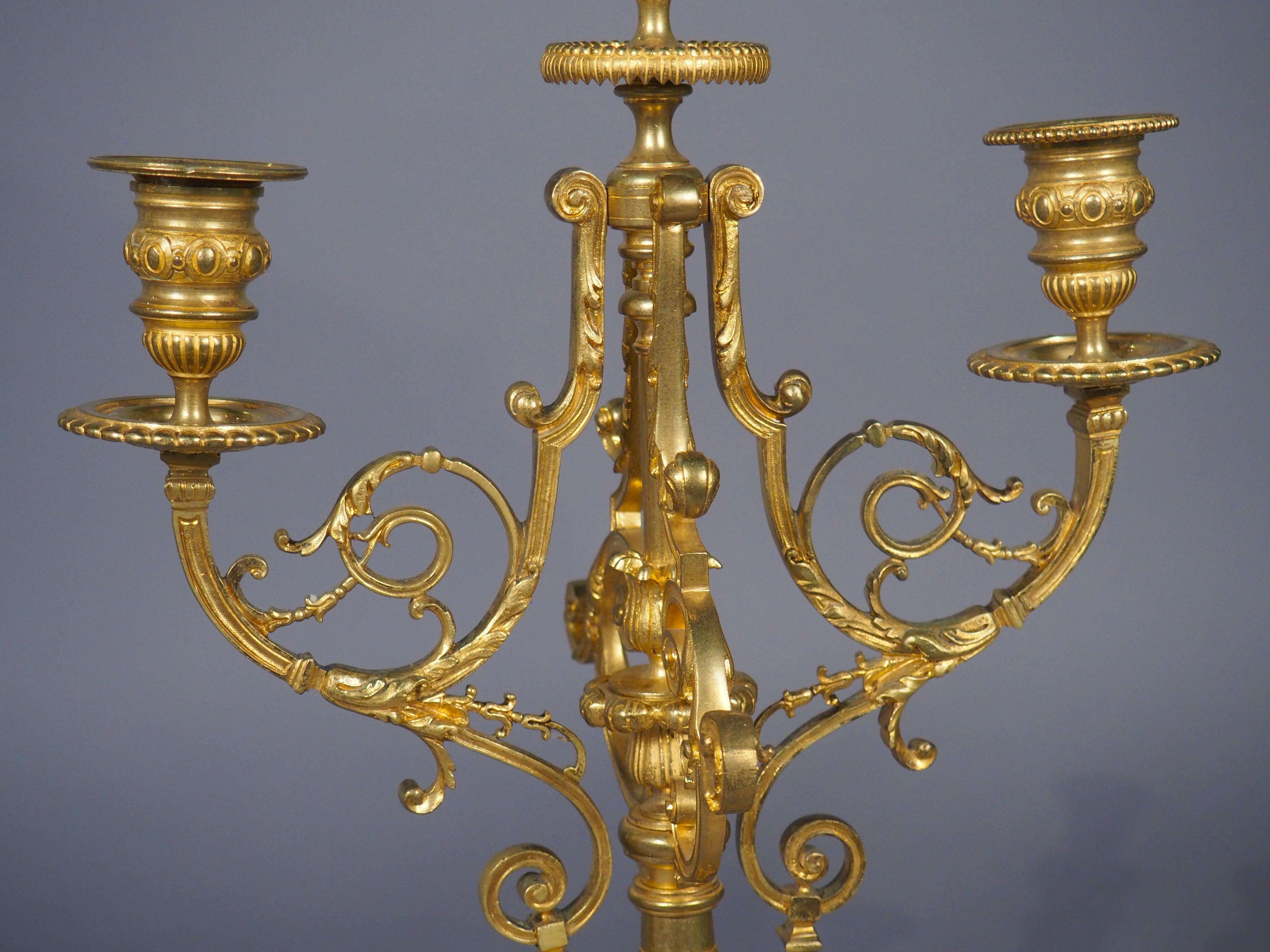 Pareja de candelabros de 3 luces de bronce dorado francés del siglo XIX en venta 3