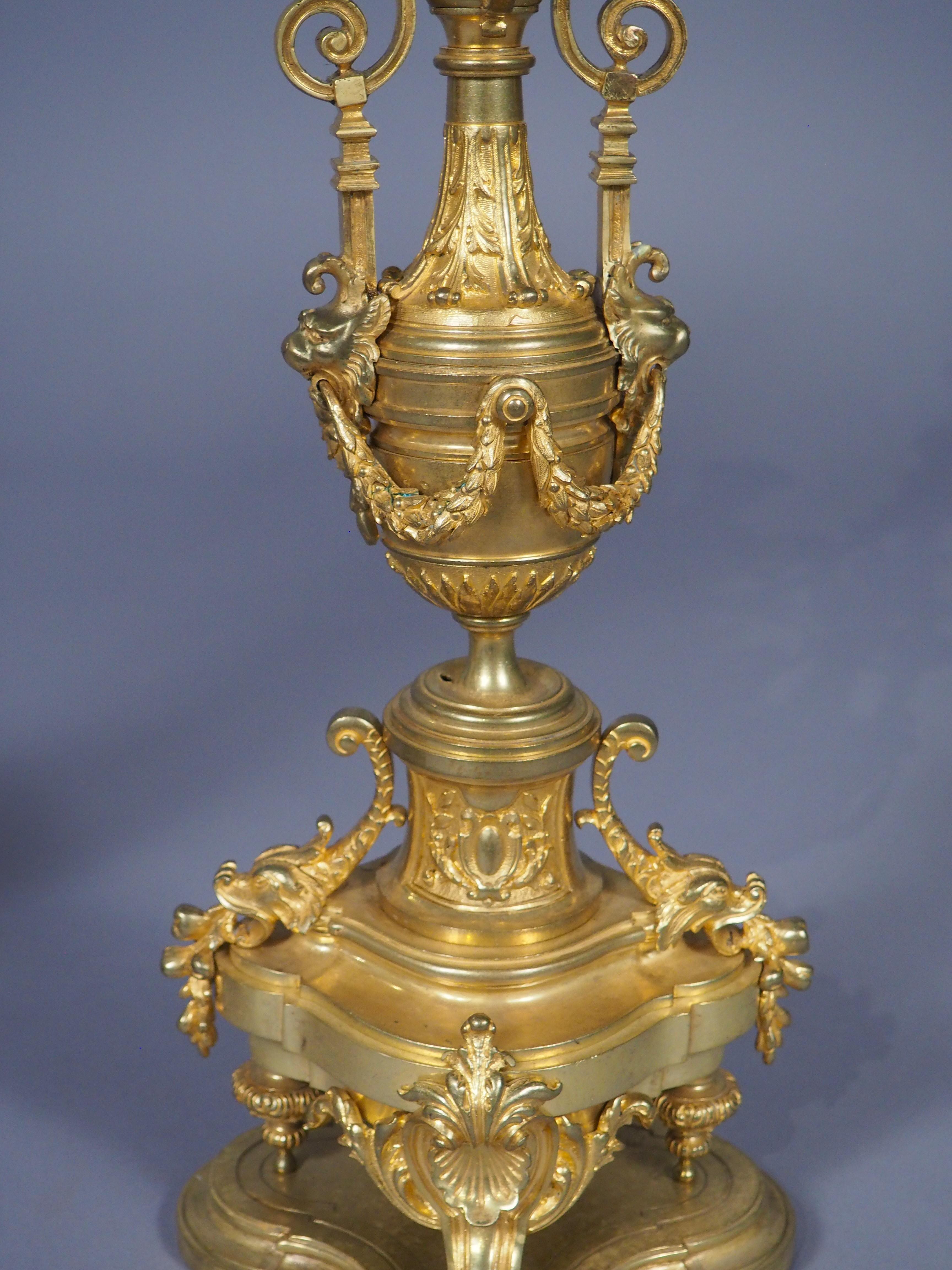 Pareja de candelabros de 3 luces de bronce dorado francés del siglo XIX en venta 4