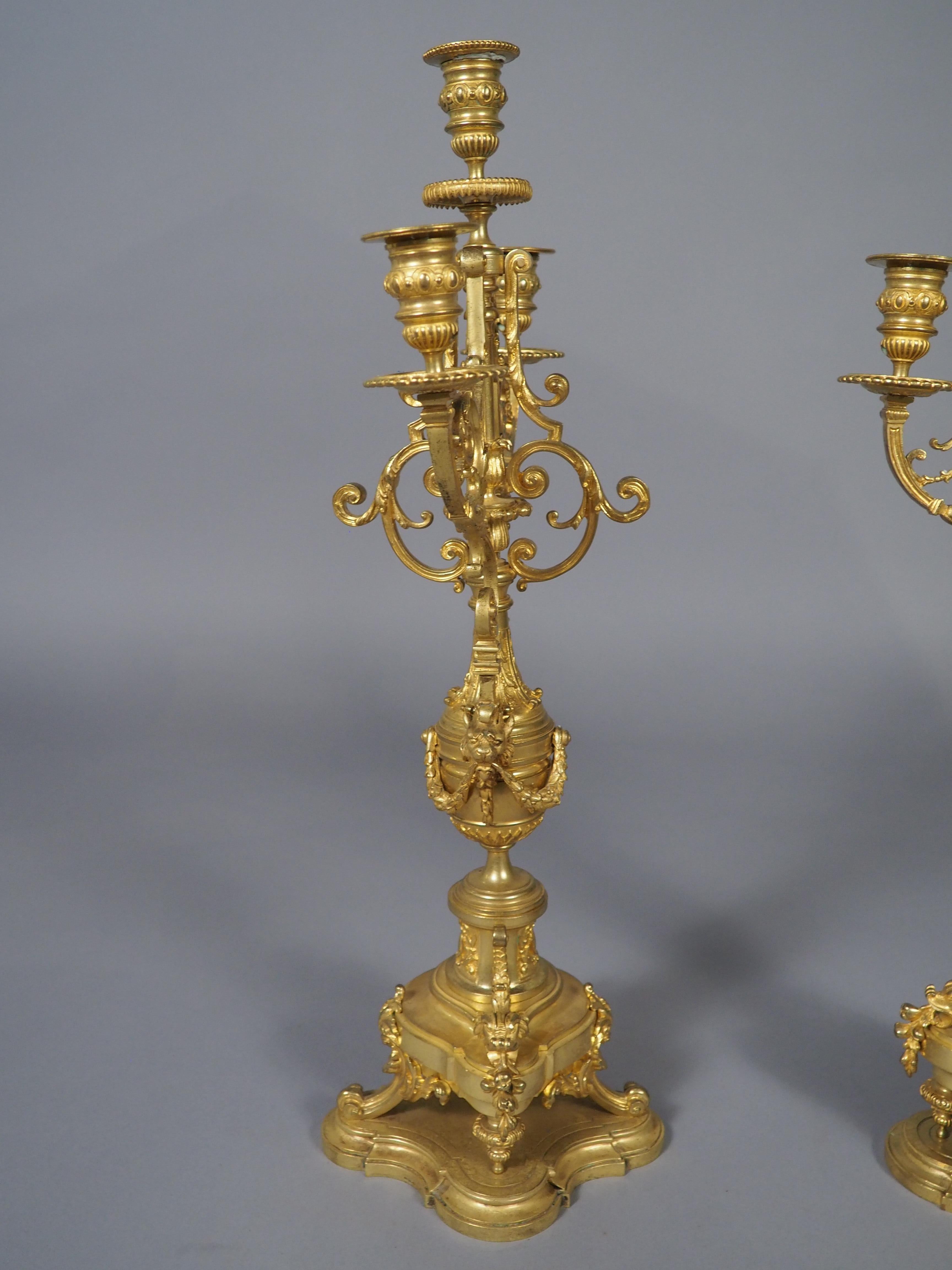 Pareja de candelabros de 3 luces de bronce dorado francés del siglo XIX en venta 5