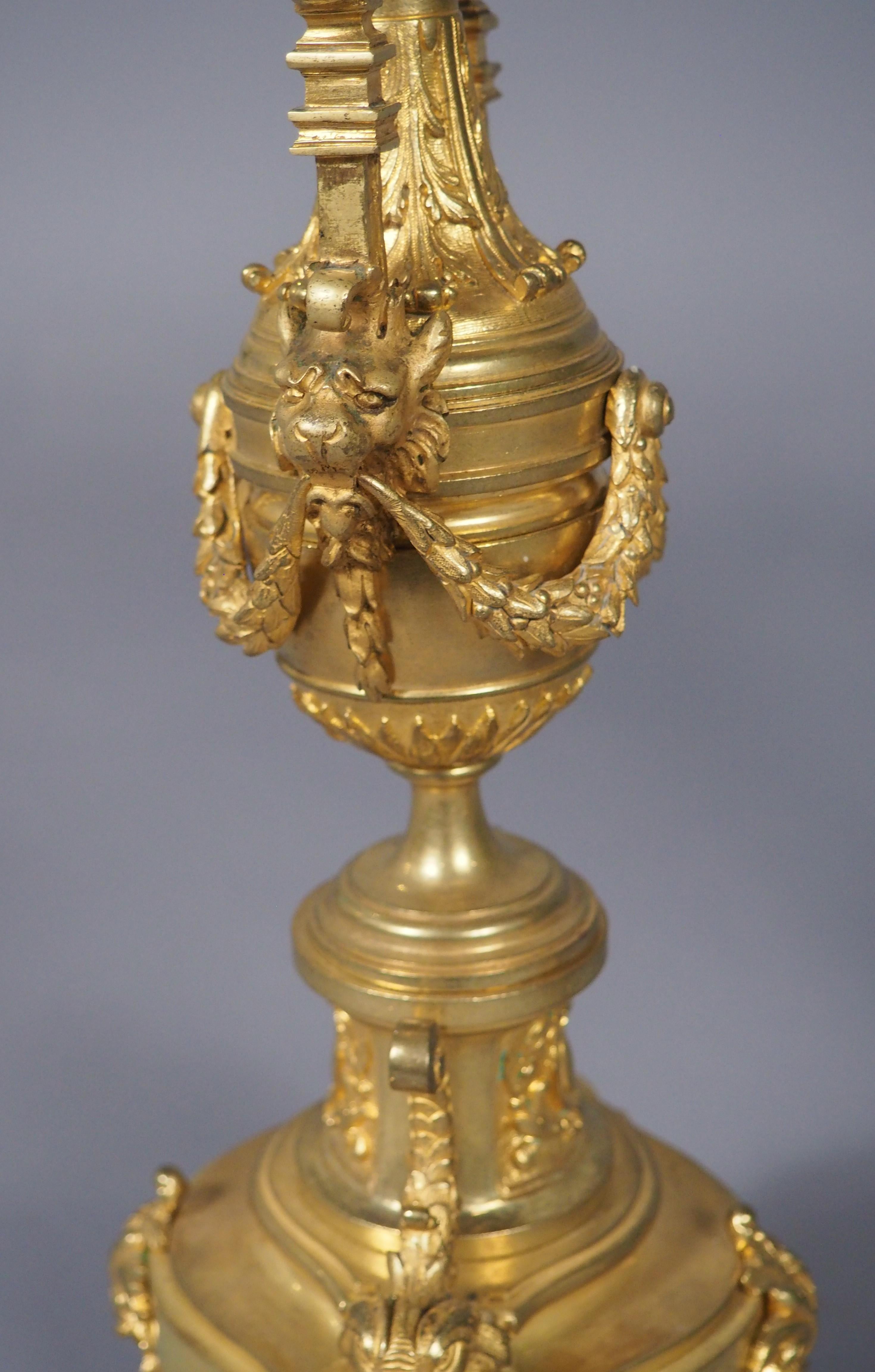 Pareja de candelabros de 3 luces de bronce dorado francés del siglo XIX en venta 6