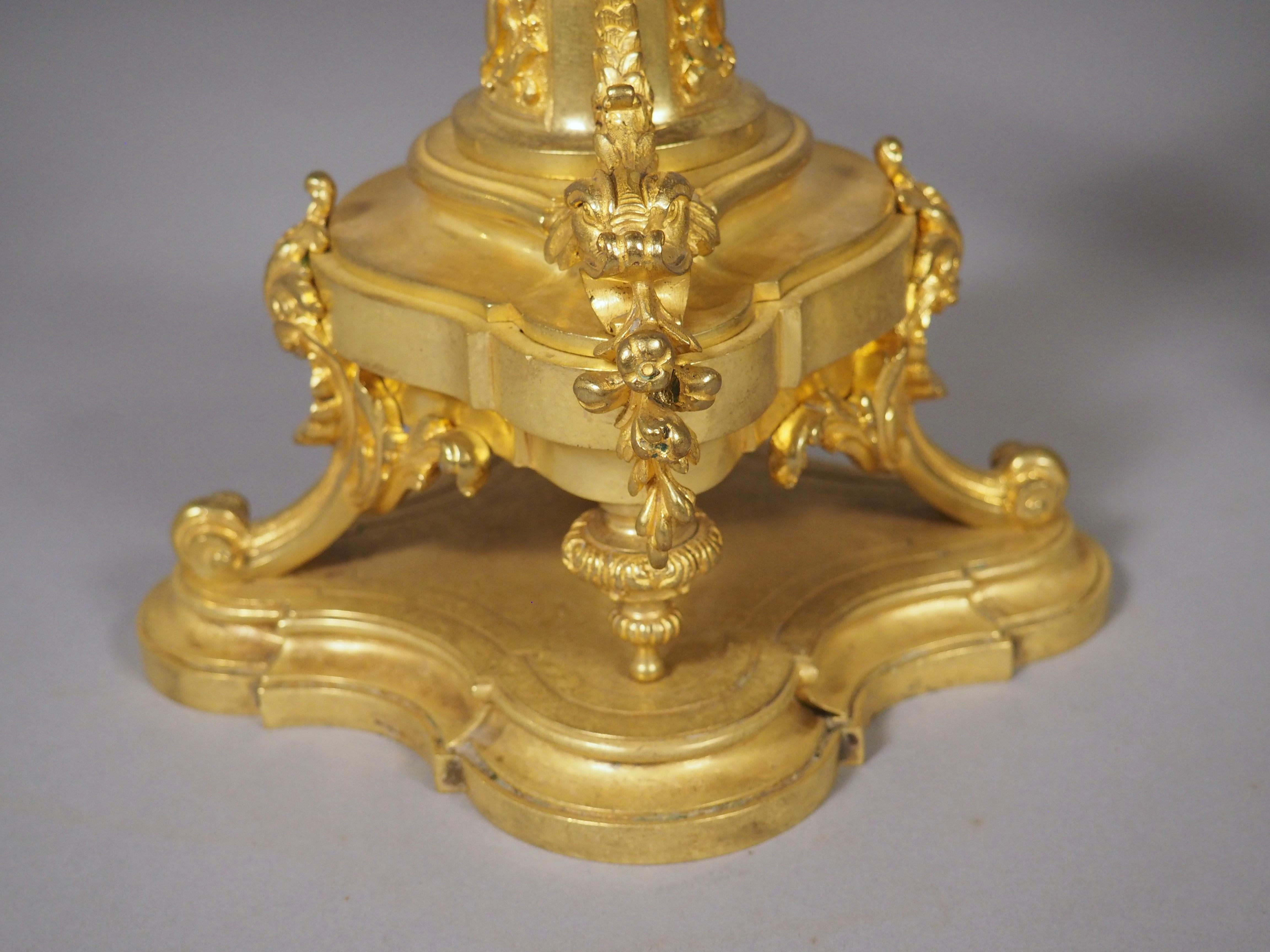 Pareja de candelabros de 3 luces de bronce dorado francés del siglo XIX en venta 7