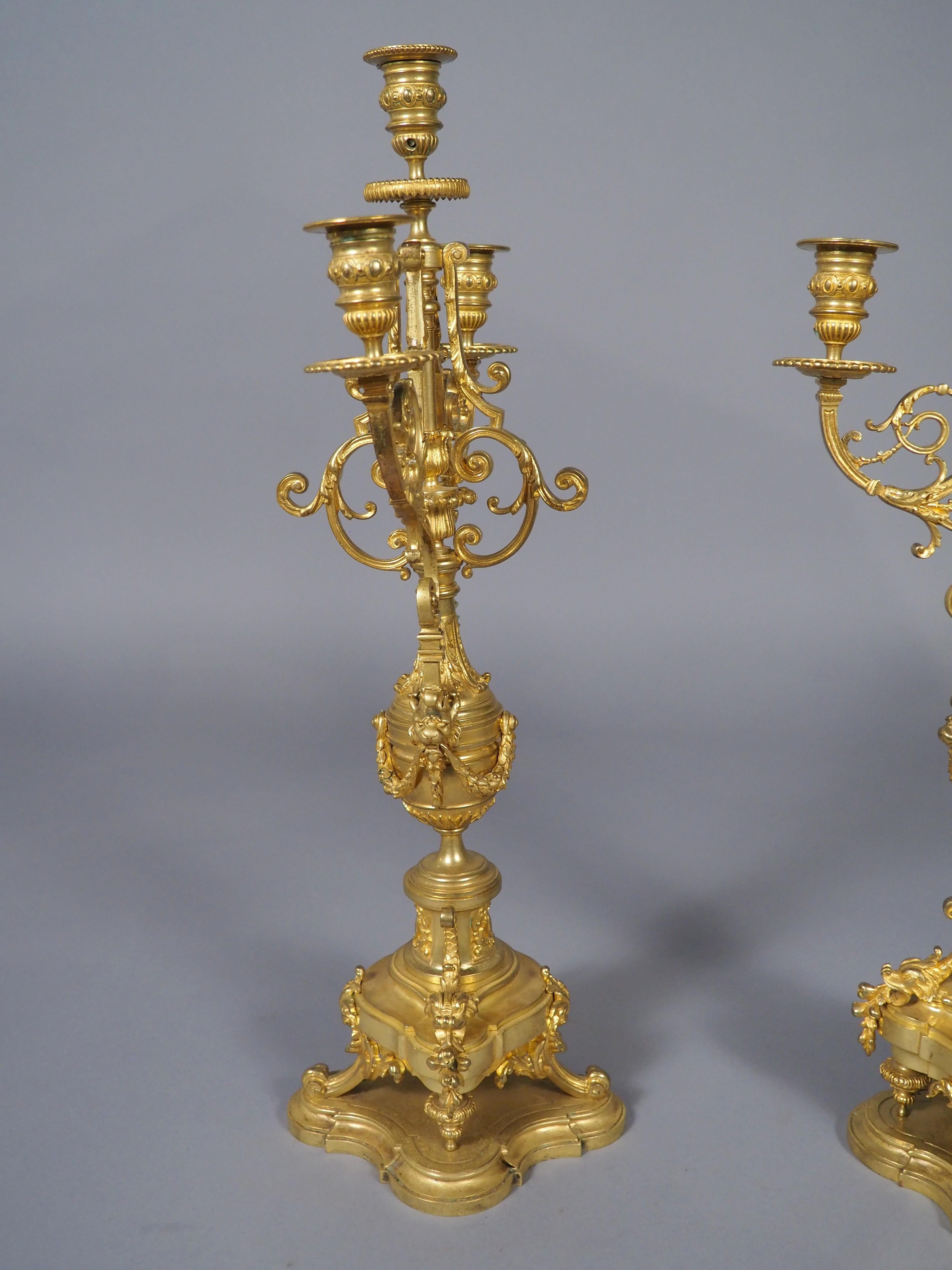 Pareja de candelabros de 3 luces de bronce dorado francés del siglo XIX en venta 8