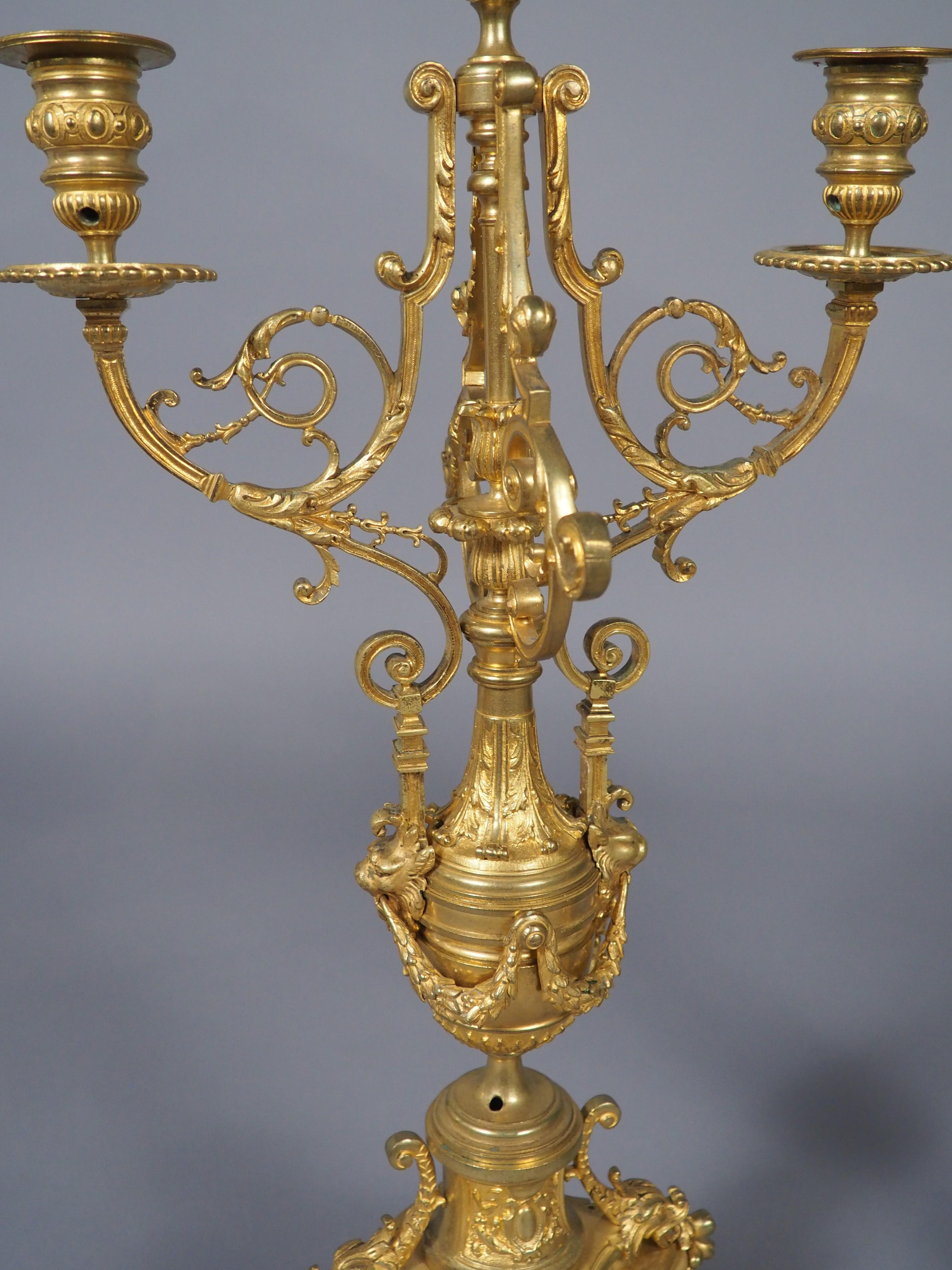 Pareja de candelabros de 3 luces de bronce dorado francés del siglo XIX en venta 9