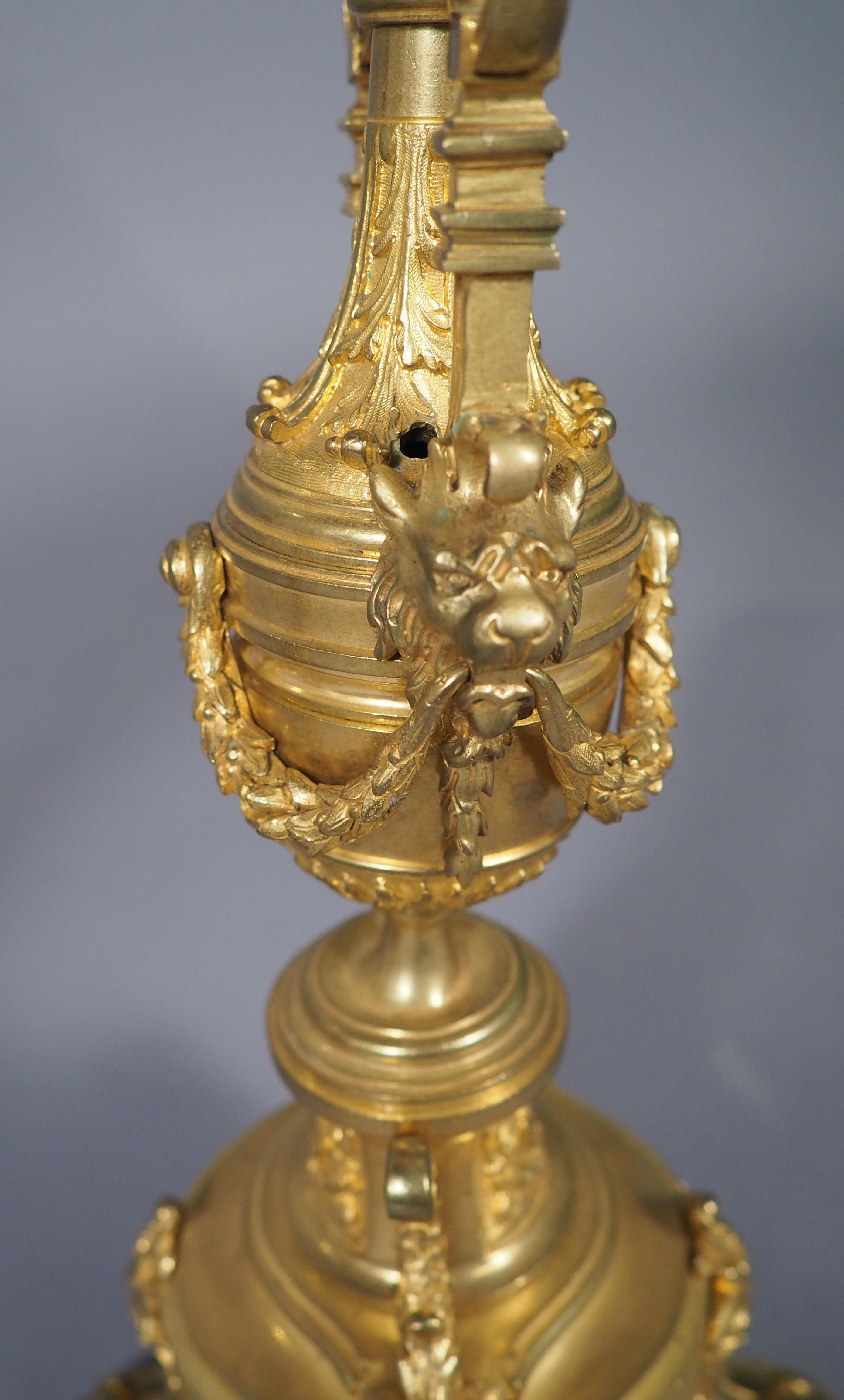 Pareja de candelabros de 3 luces de bronce dorado francés del siglo XIX en venta 10