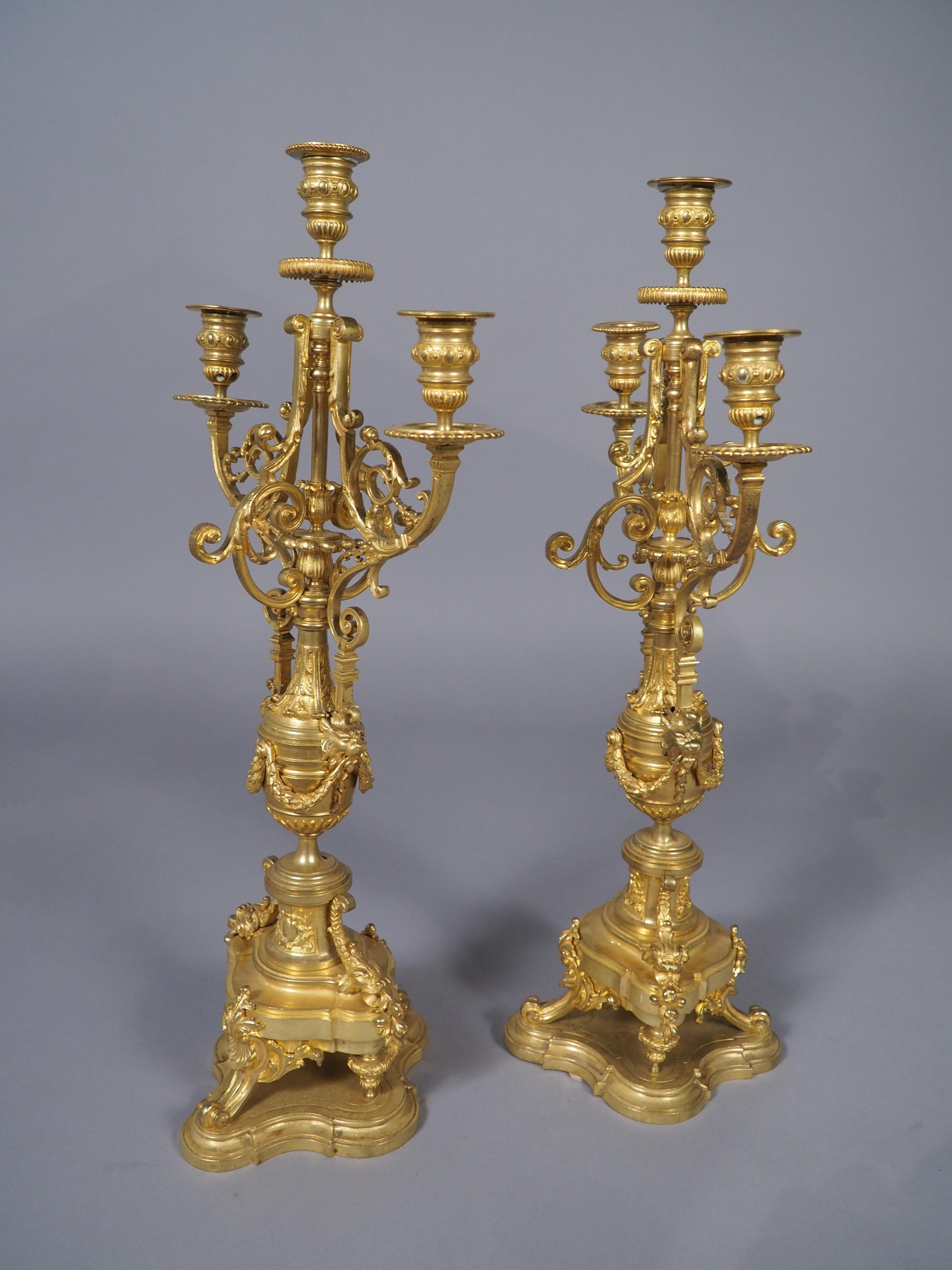 Pareja de candelabros de 3 luces de bronce dorado francés del siglo XIX en venta 11
