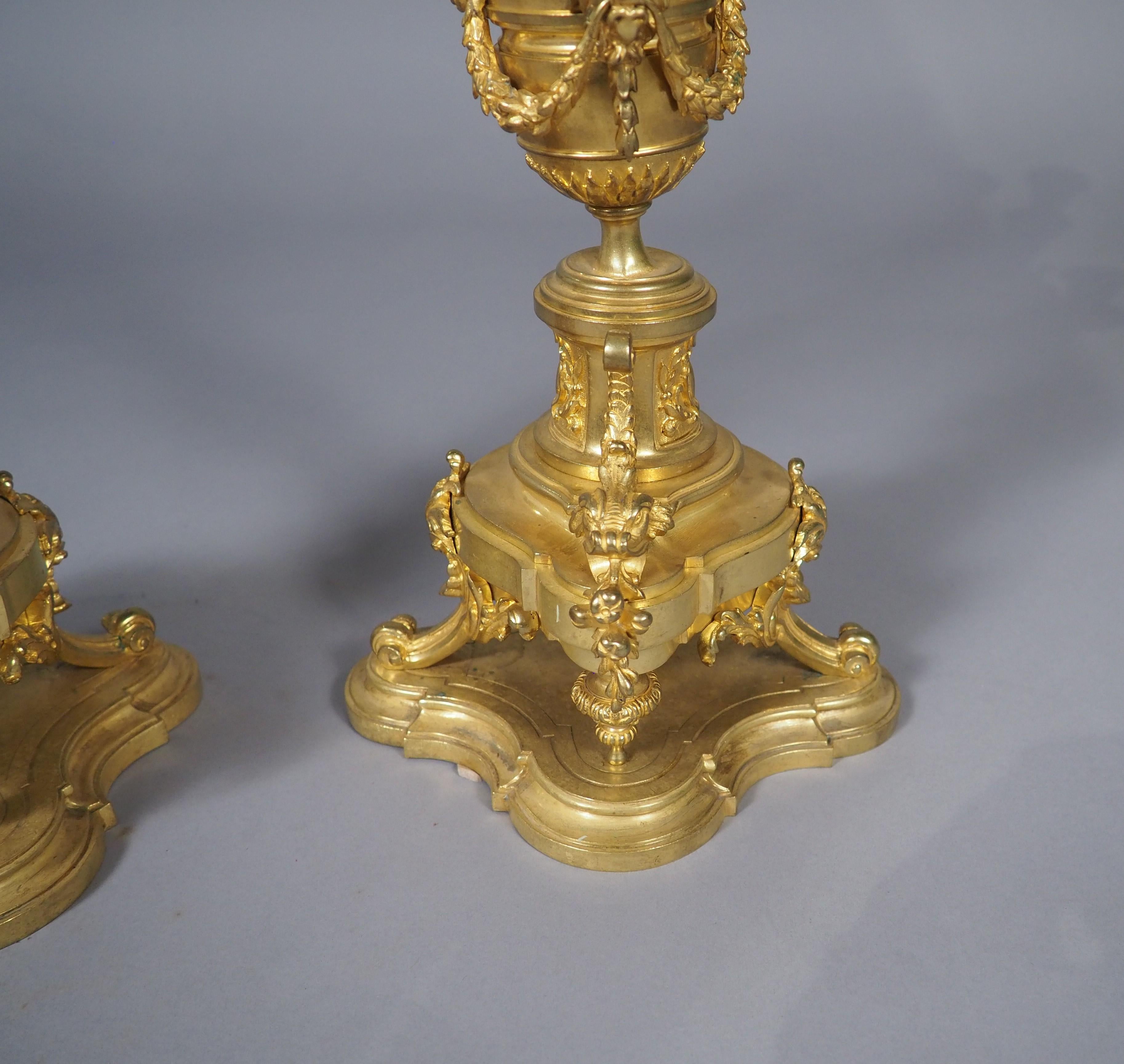 Pareja de candelabros de 3 luces de bronce dorado francés del siglo XIX en venta 12