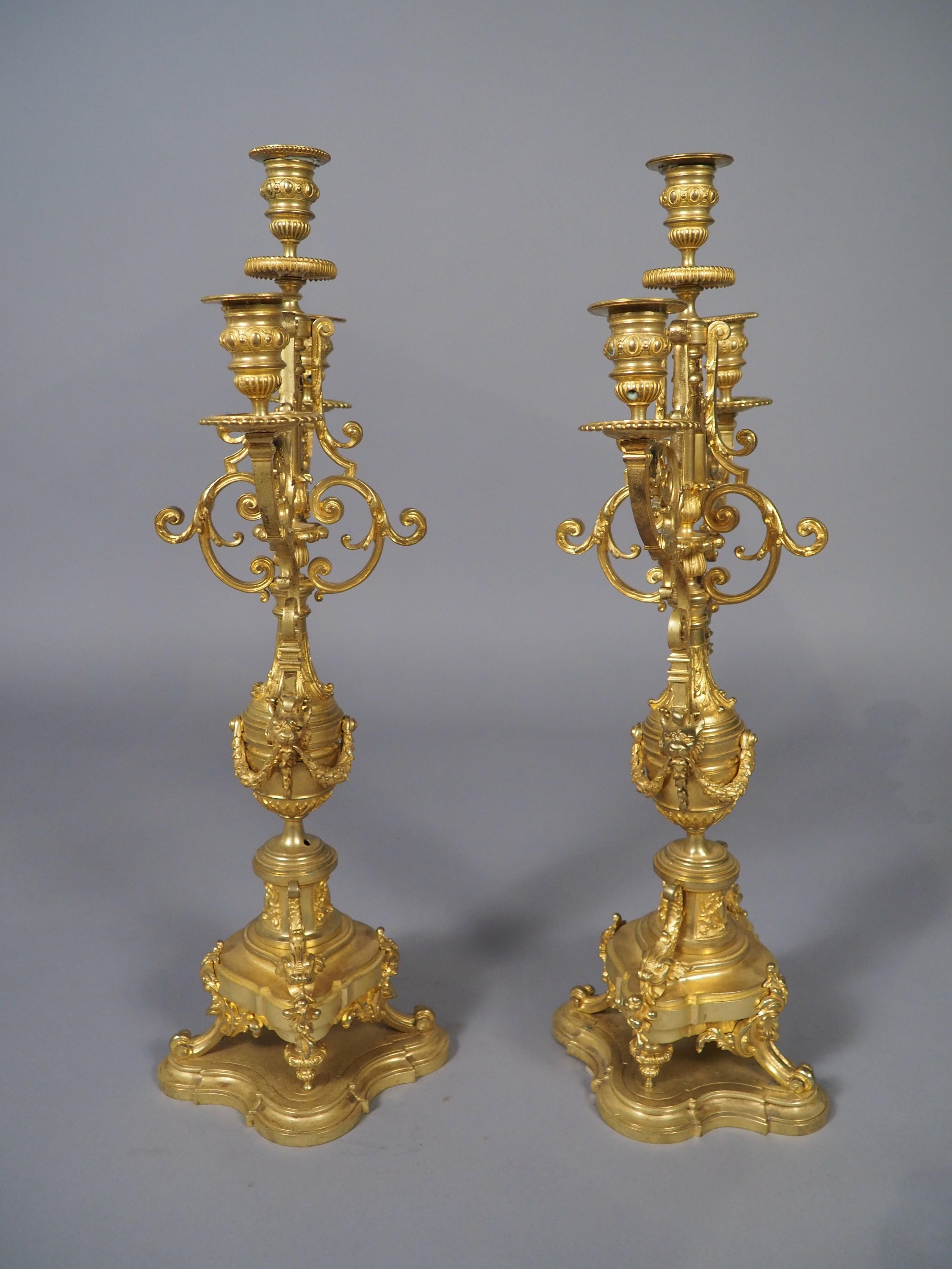 Más información próximamente...

Los motivos de estilo Napoleón III son bastante evidentes en estos hermosos candelabros de bronce dorado.  Los tres apliques se asientan sobre un rinceaux ascendente de hojas de acanto, que se fijan a la parte