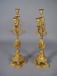 Pareja de candelabros de 3 luces de bronce dorado francés del siglo XIX