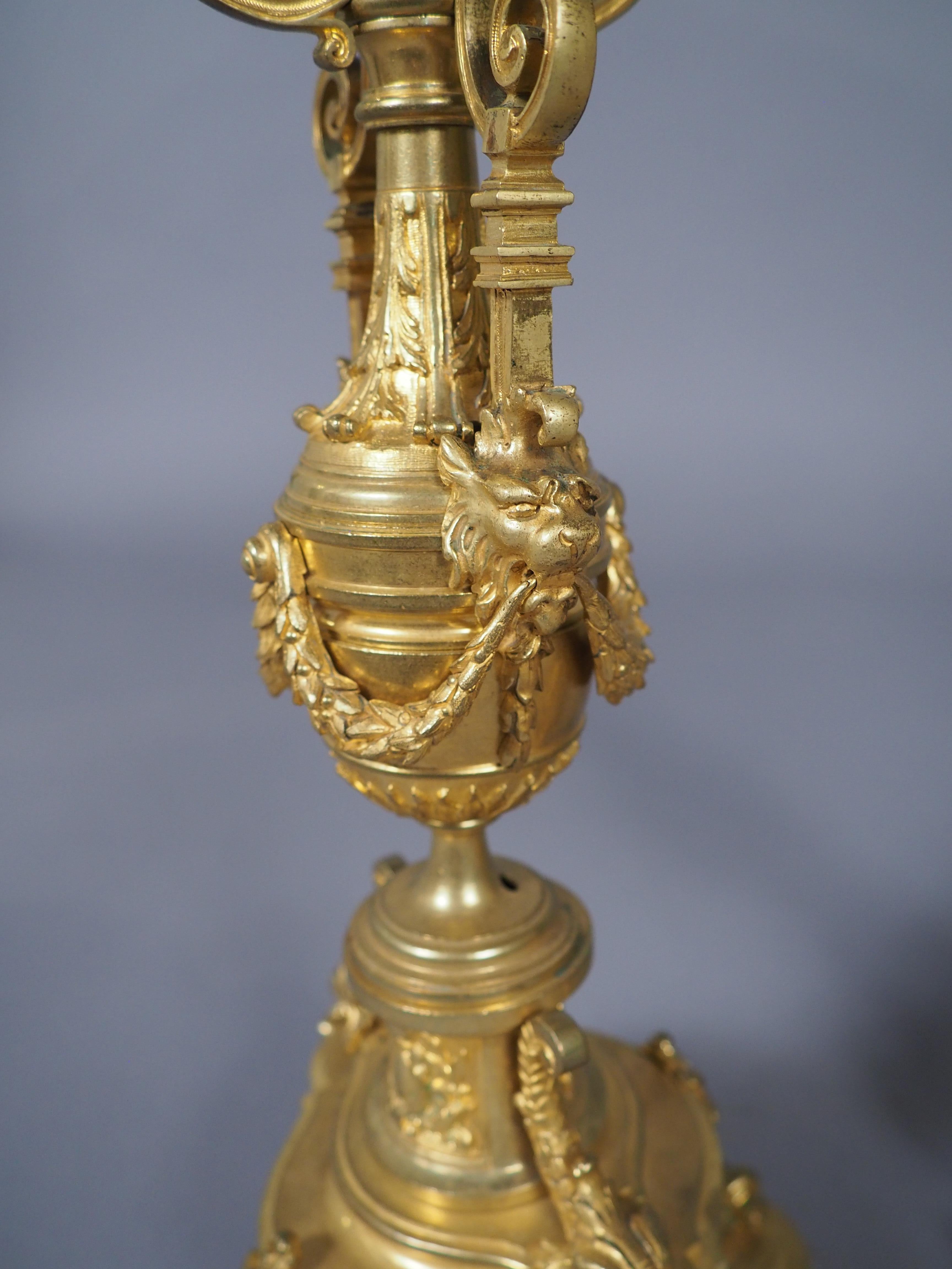 Pareja de candelabros de 3 luces de bronce dorado francés del siglo XIX en venta 13