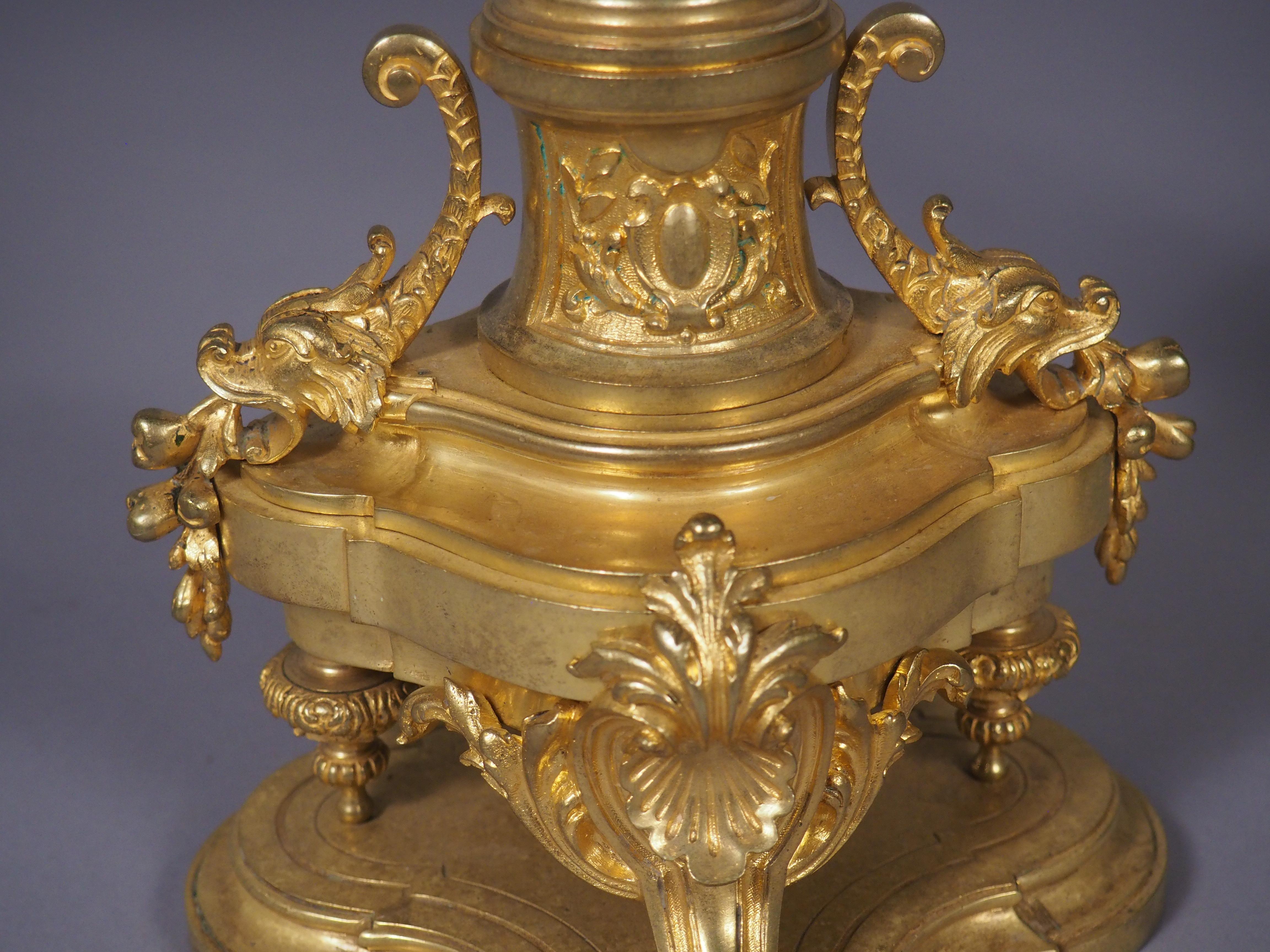 Pareja de candelabros de 3 luces de bronce dorado francés del siglo XIX Napoleón III en venta