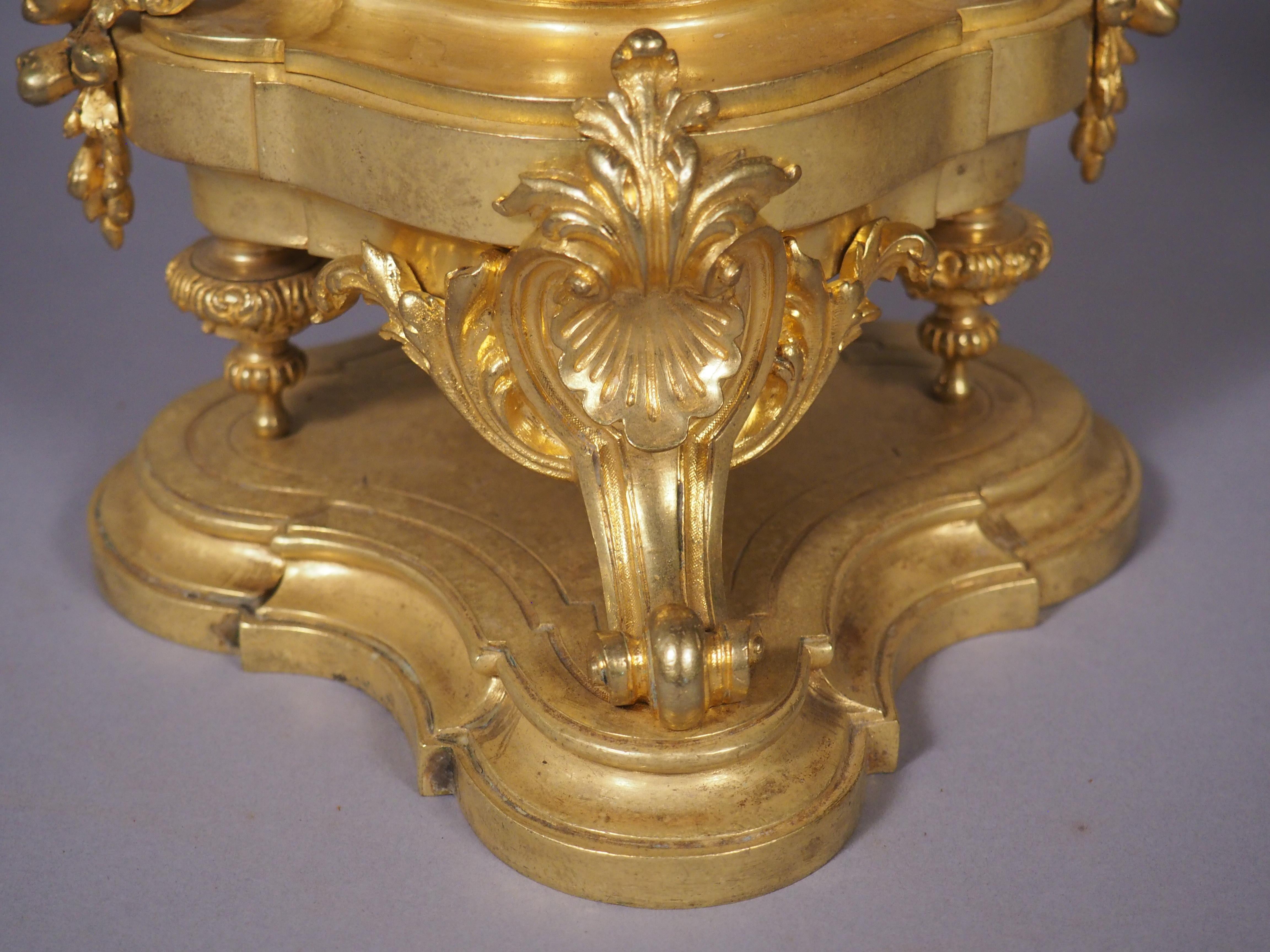 Pareja de candelabros de 3 luces de bronce dorado francés del siglo XIX Francés en venta