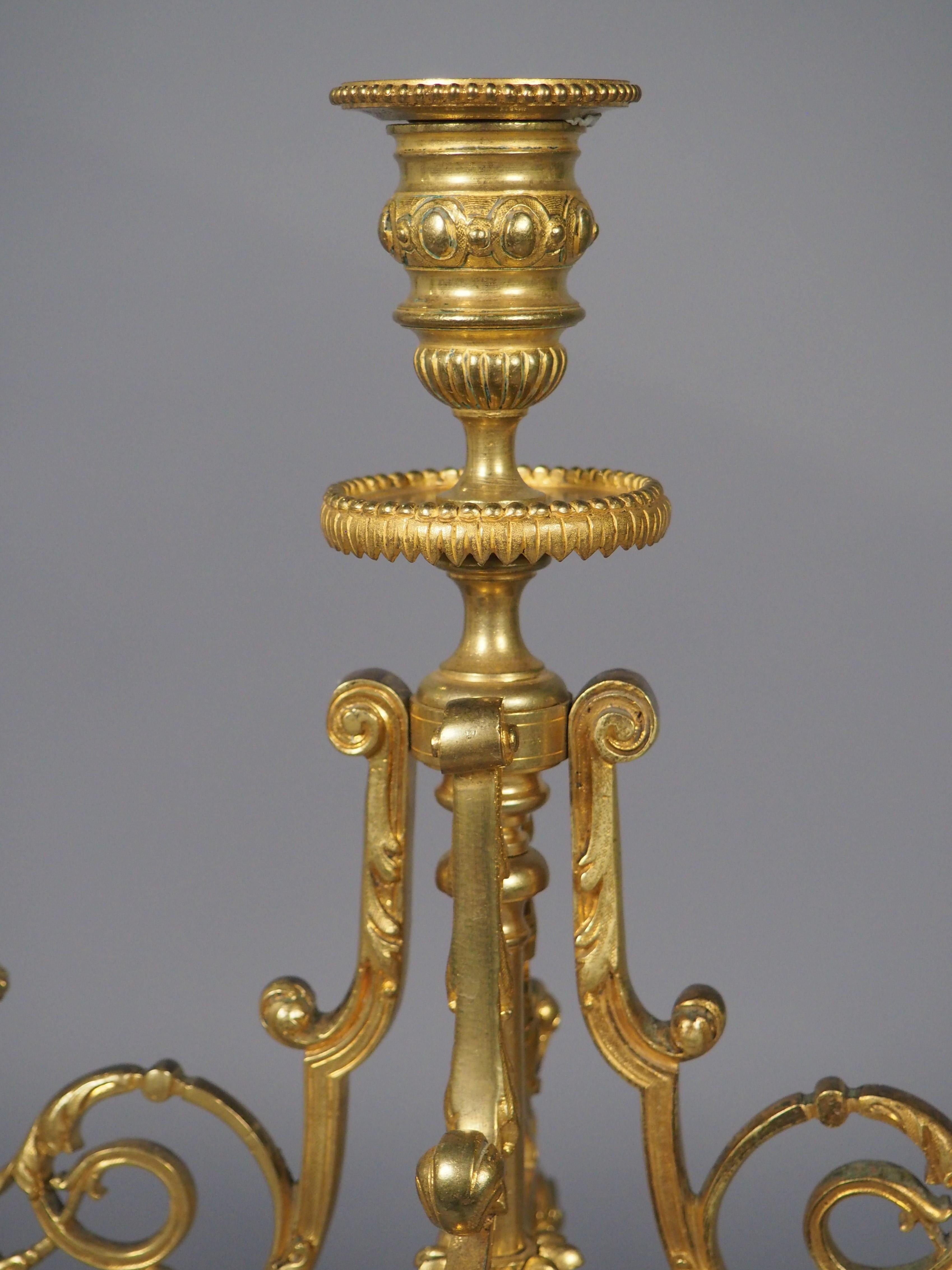 Pareja de candelabros de 3 luces de bronce dorado francés del siglo XIX Dorado en venta
