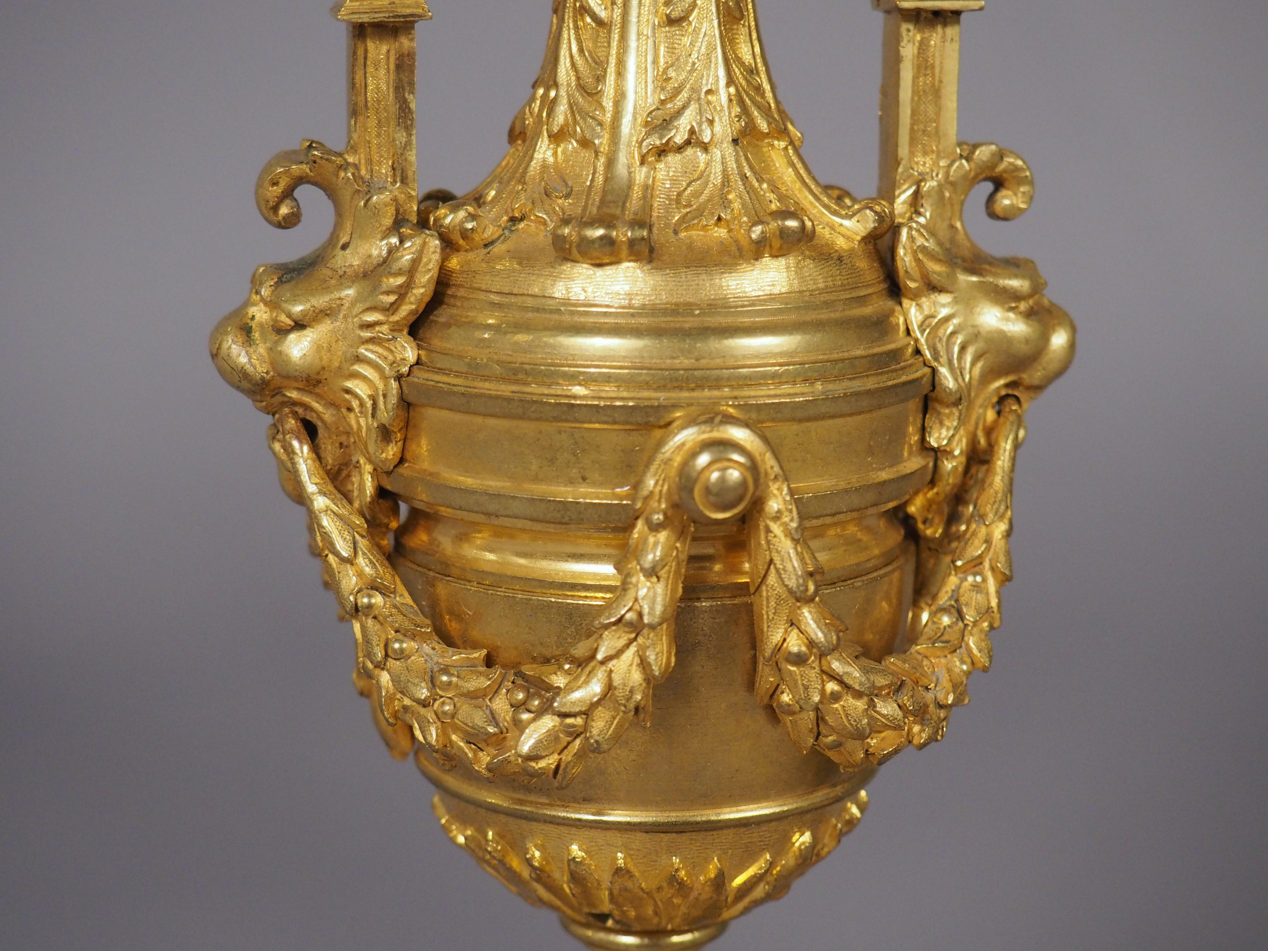 Pareja de candelabros de 3 luces de bronce dorado francés del siglo XIX en Bueno estado para la venta en Dallas, TX