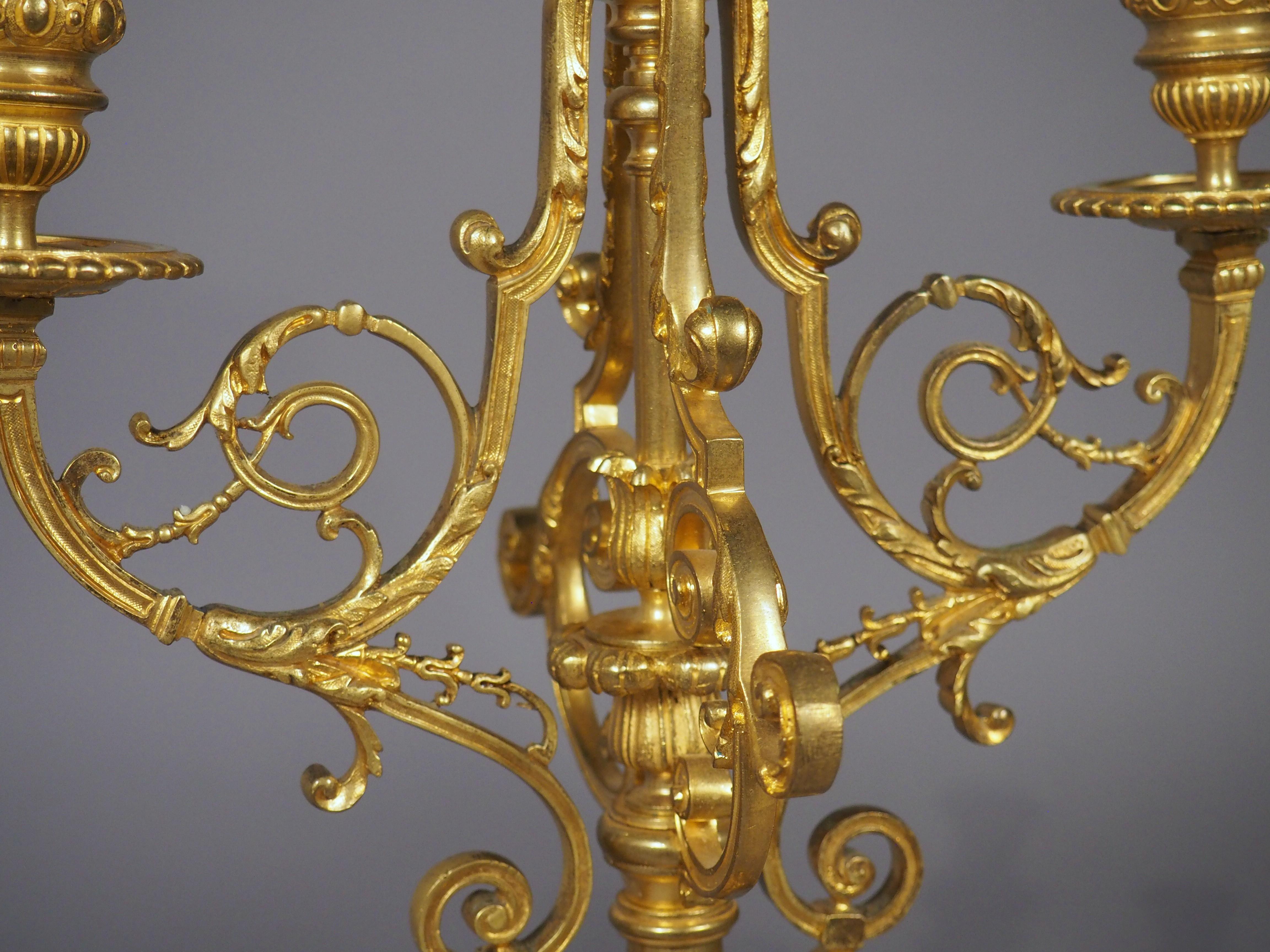 Pareja de candelabros de 3 luces de bronce dorado francés del siglo XIX Metal en venta