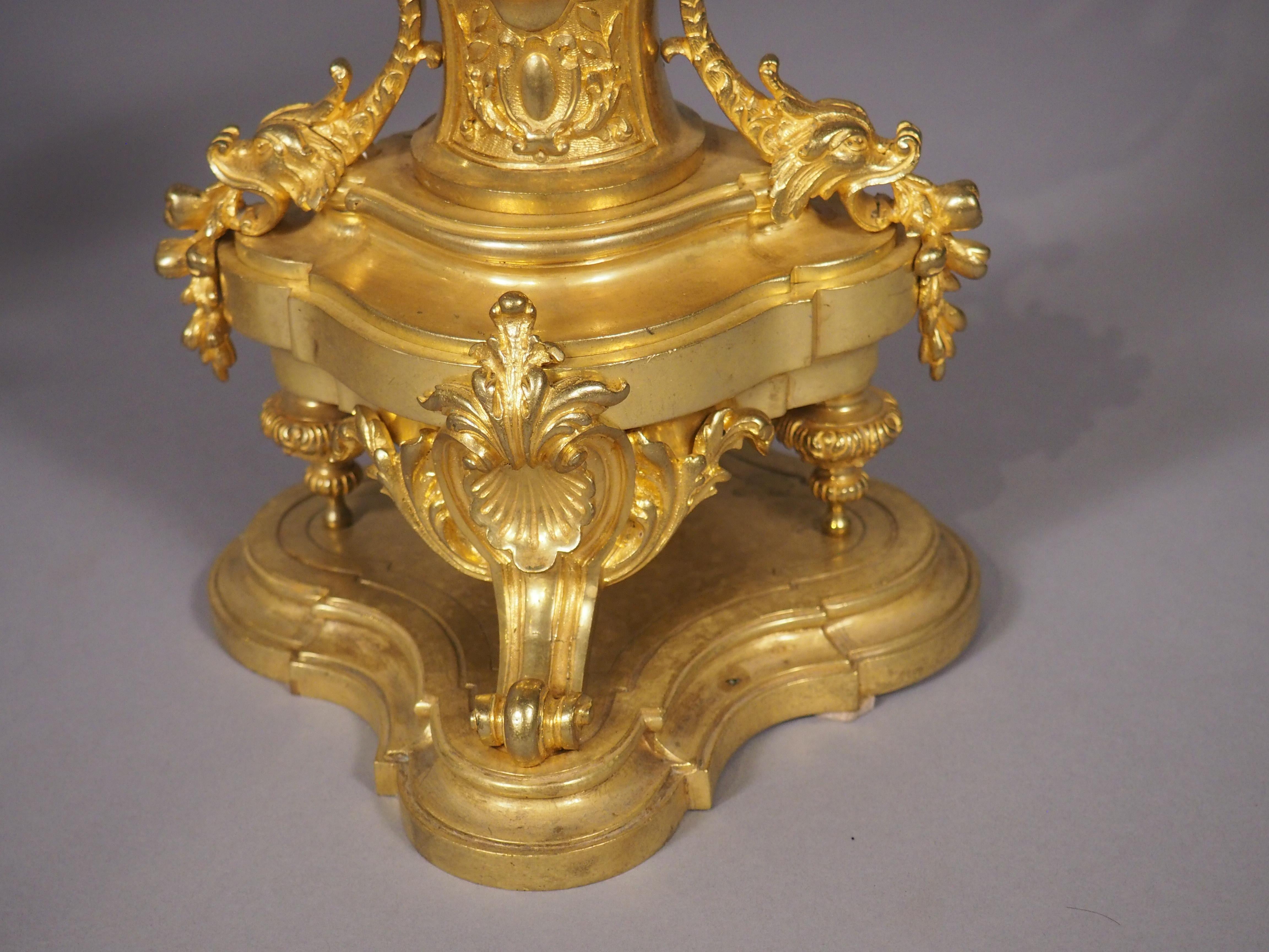 Pareja de candelabros de 3 luces de bronce dorado francés del siglo XIX en venta 1