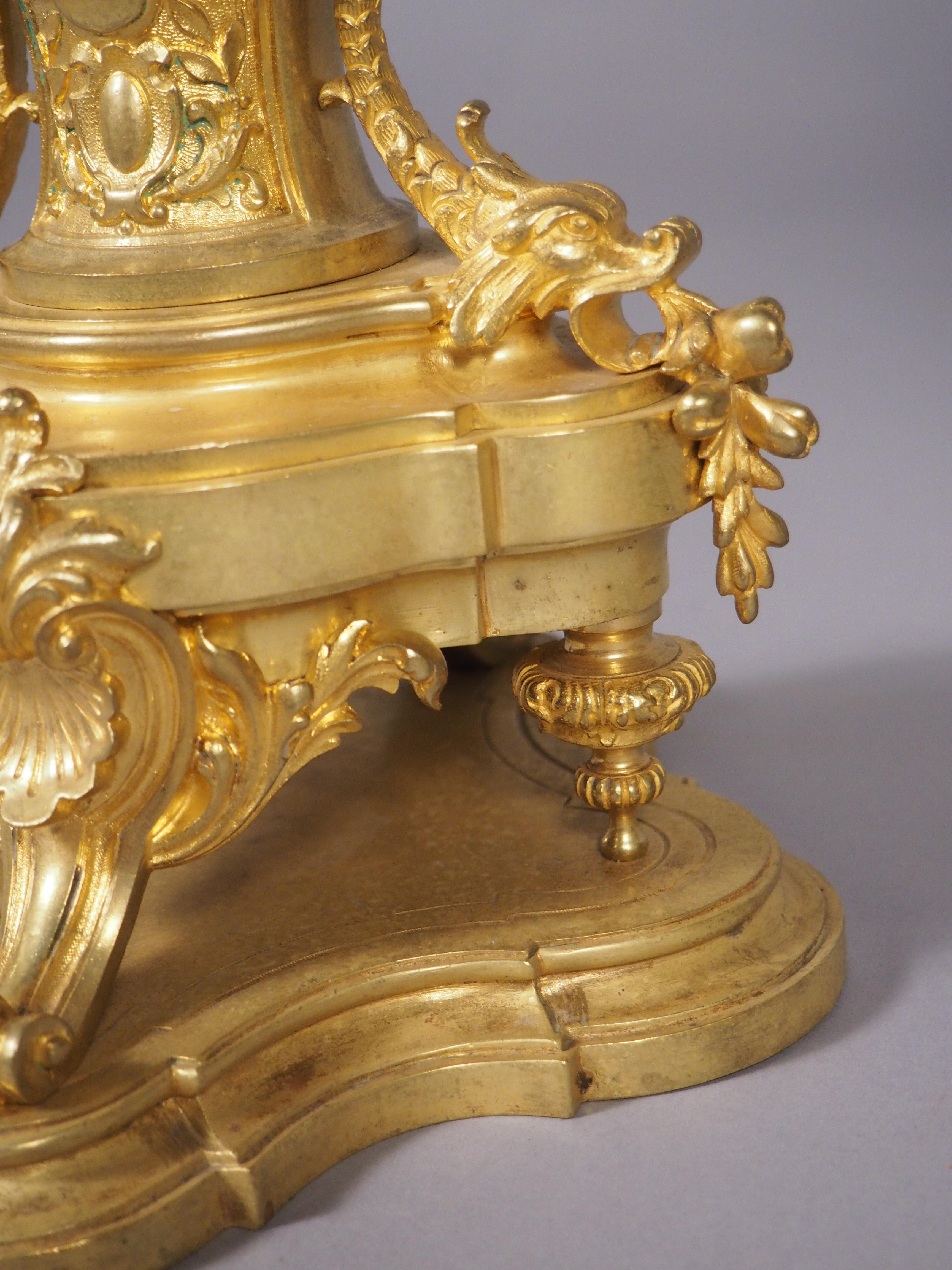 Pareja de candelabros de 3 luces de bronce dorado francés del siglo XIX en venta 2