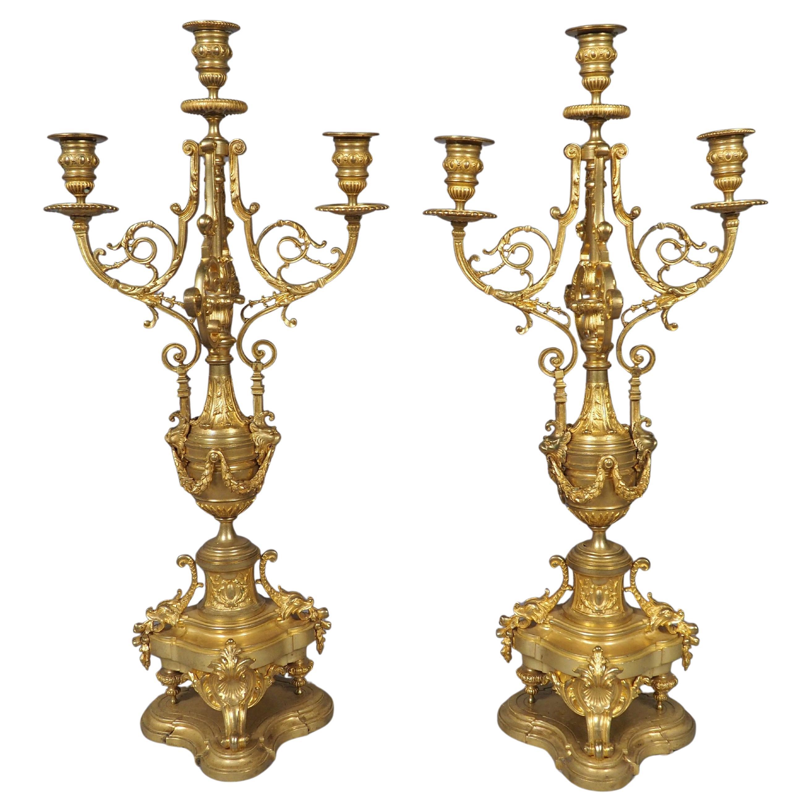Coppia di candelabri a 3 luci in bronzo dorato francese del XIX secolo