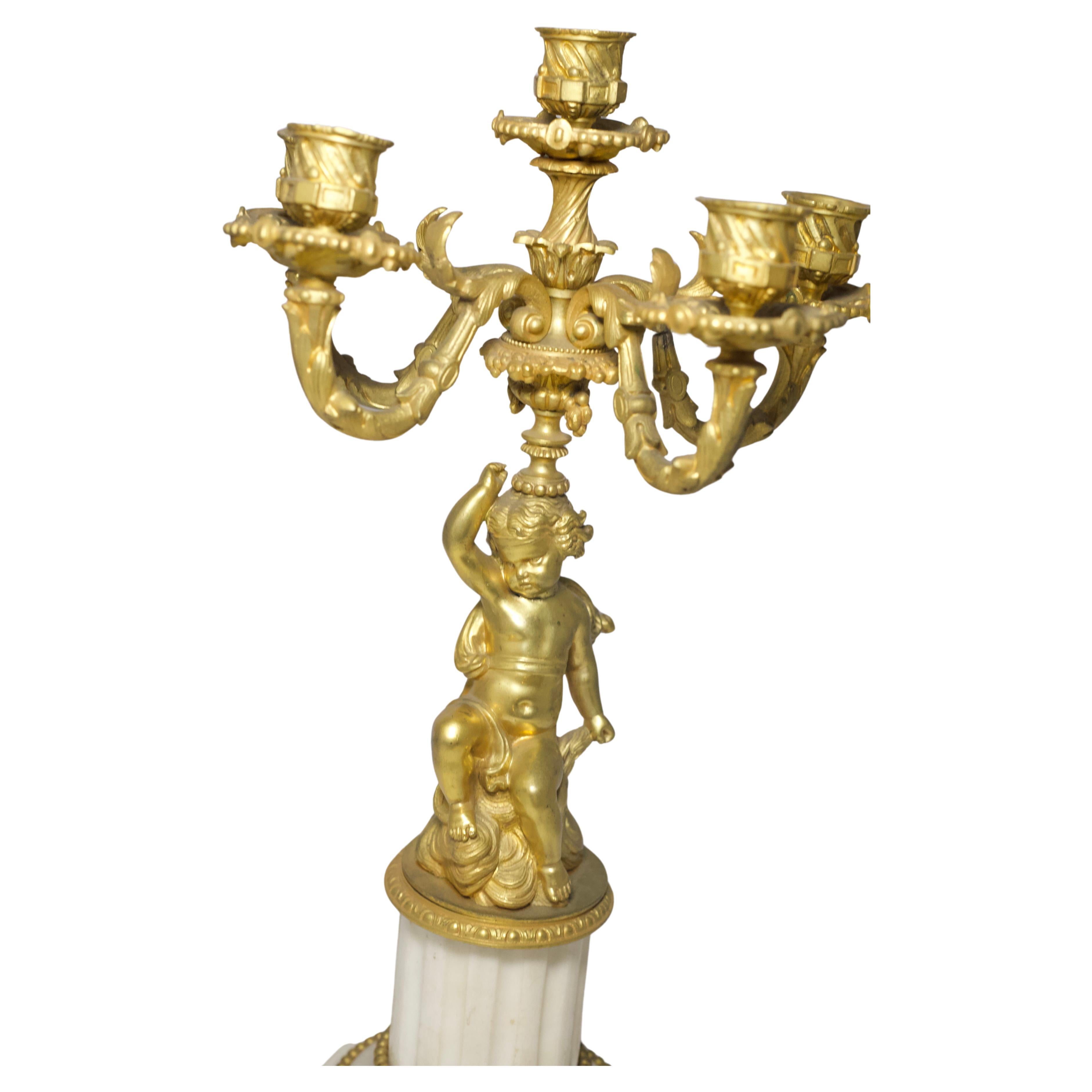 Pareja de candelabros de 5 luces de bronce dorado francés del siglo XIX Francés en venta