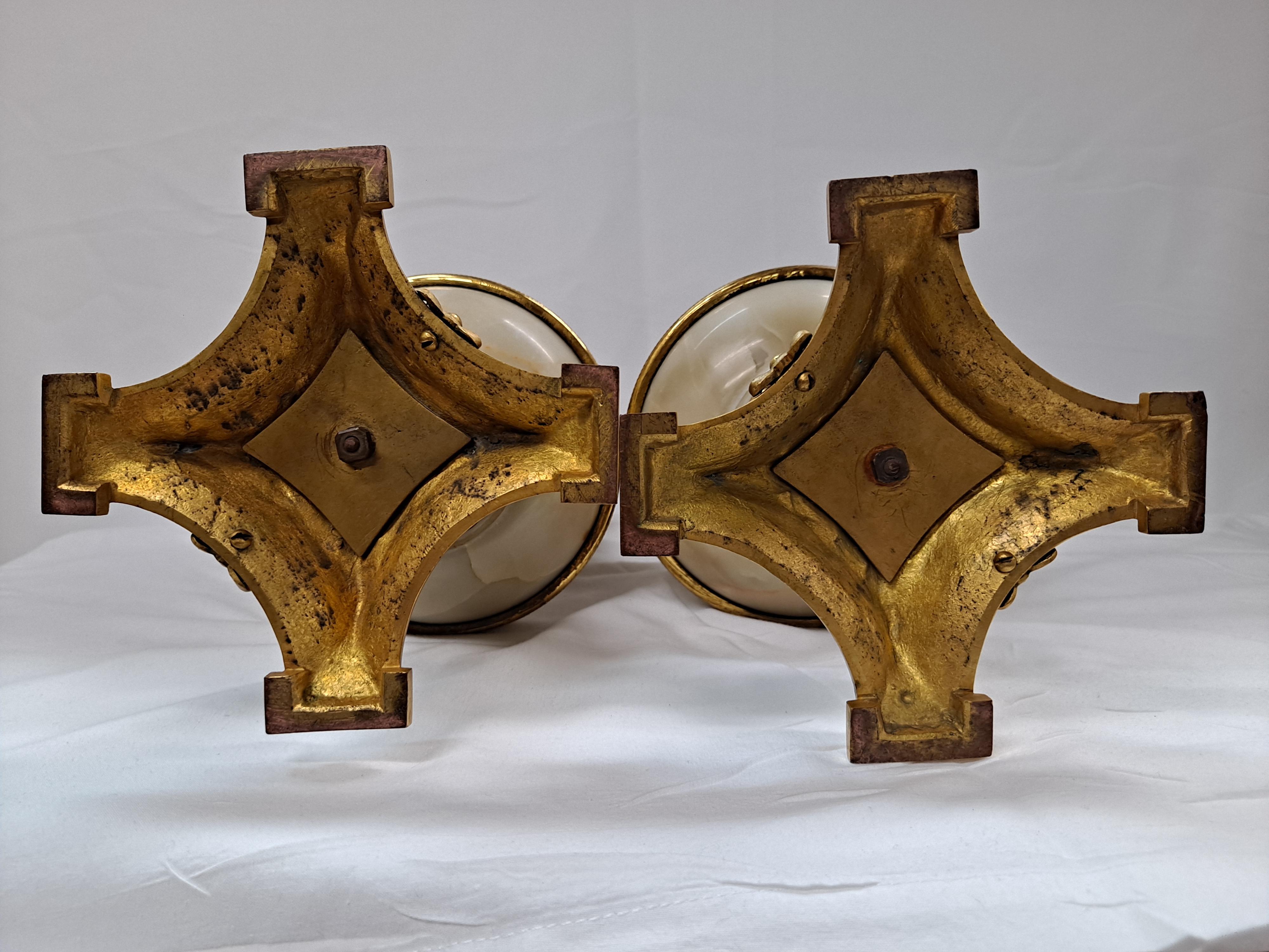 Coppia di vasi francesi del XIX secolo in bronzo dorato e alabastro in vendita 10
