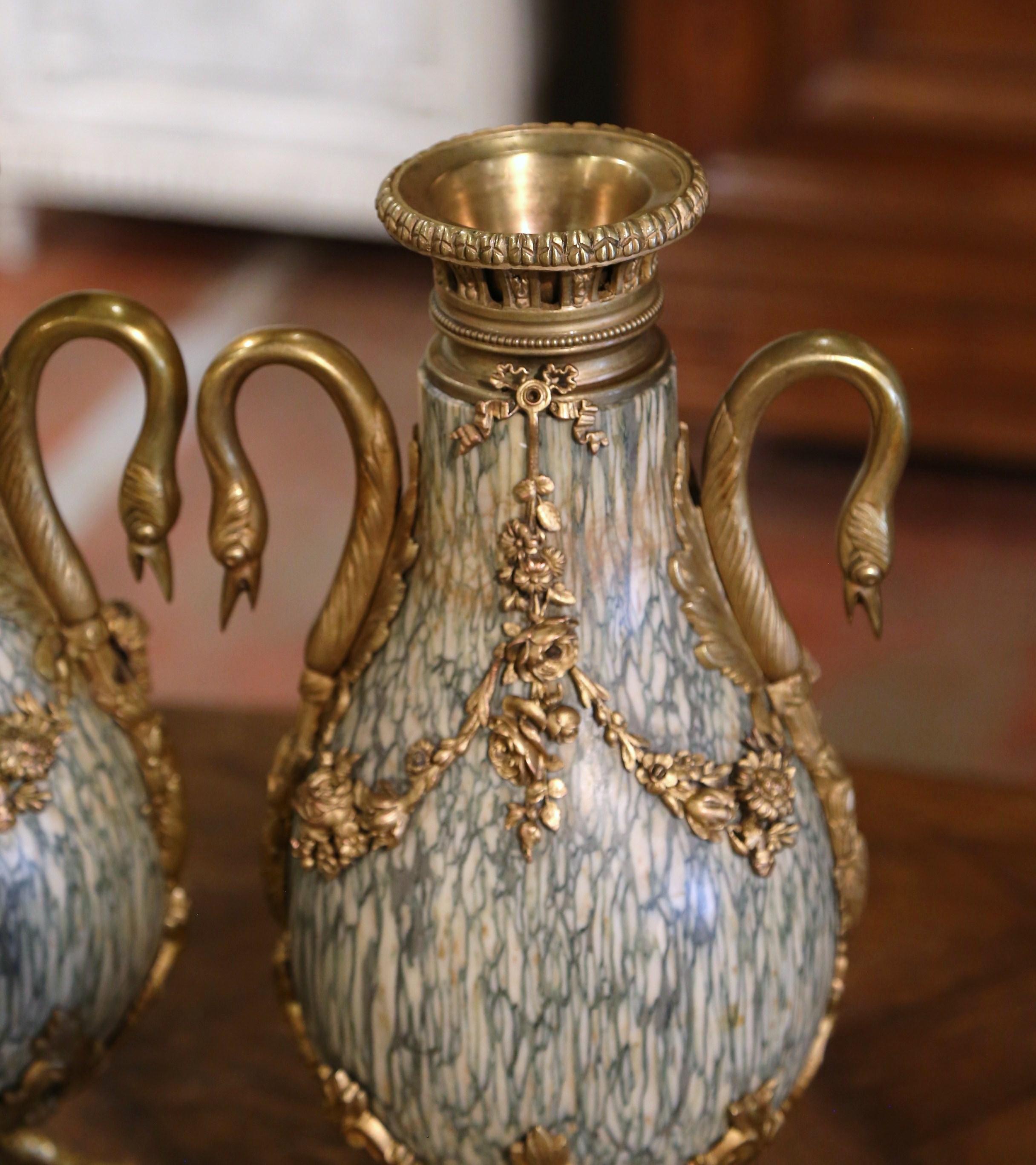 Paar französische Casolettes aus vergoldeter Bronze und Marmor für Kaminsims aus dem 19. Jahrhundert im Angebot 4