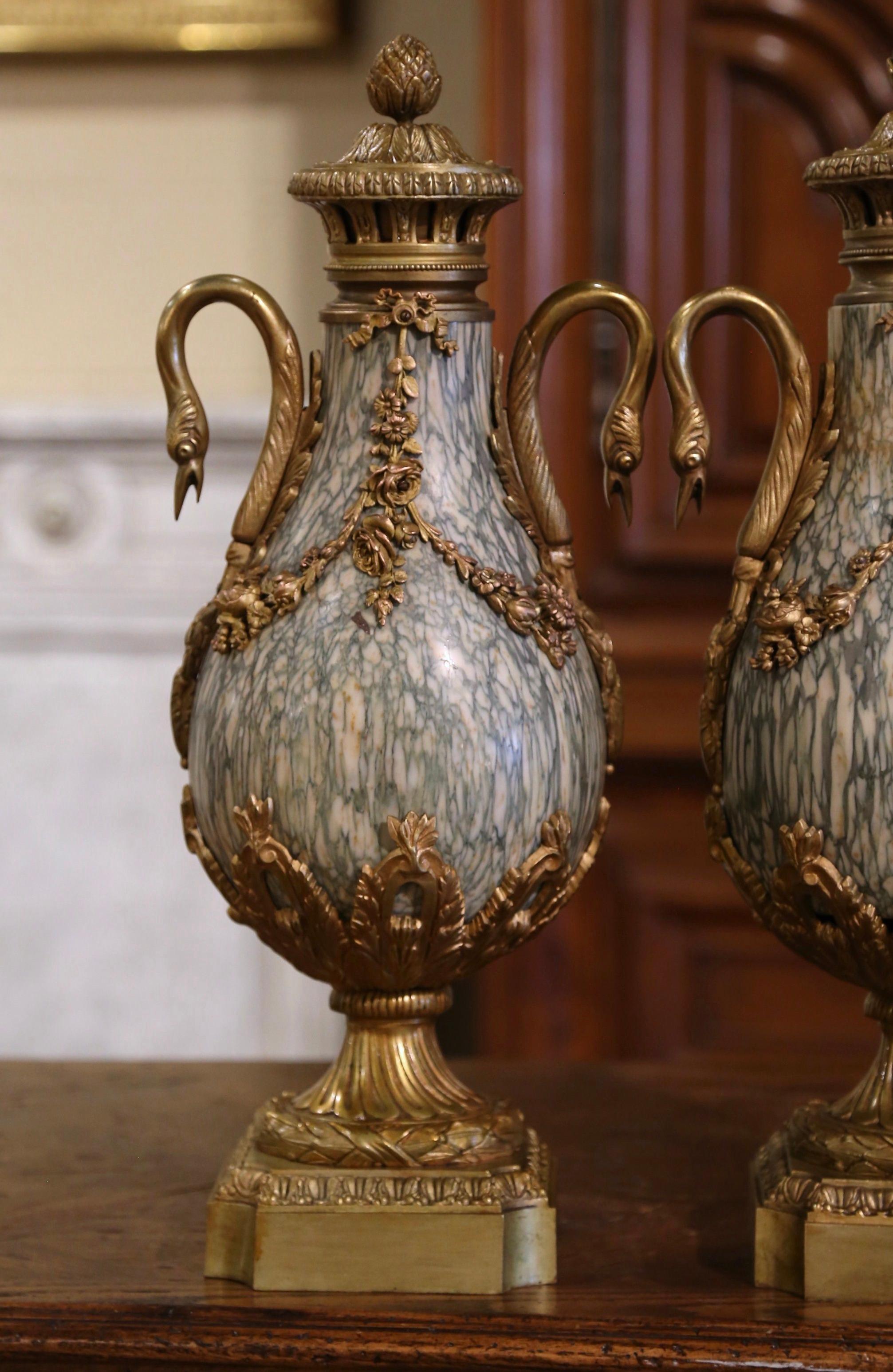 Néoclassique Paire d'urnes de cheminée Casolettes françaises du 19ème siècle en bronze doré et marbre en vente