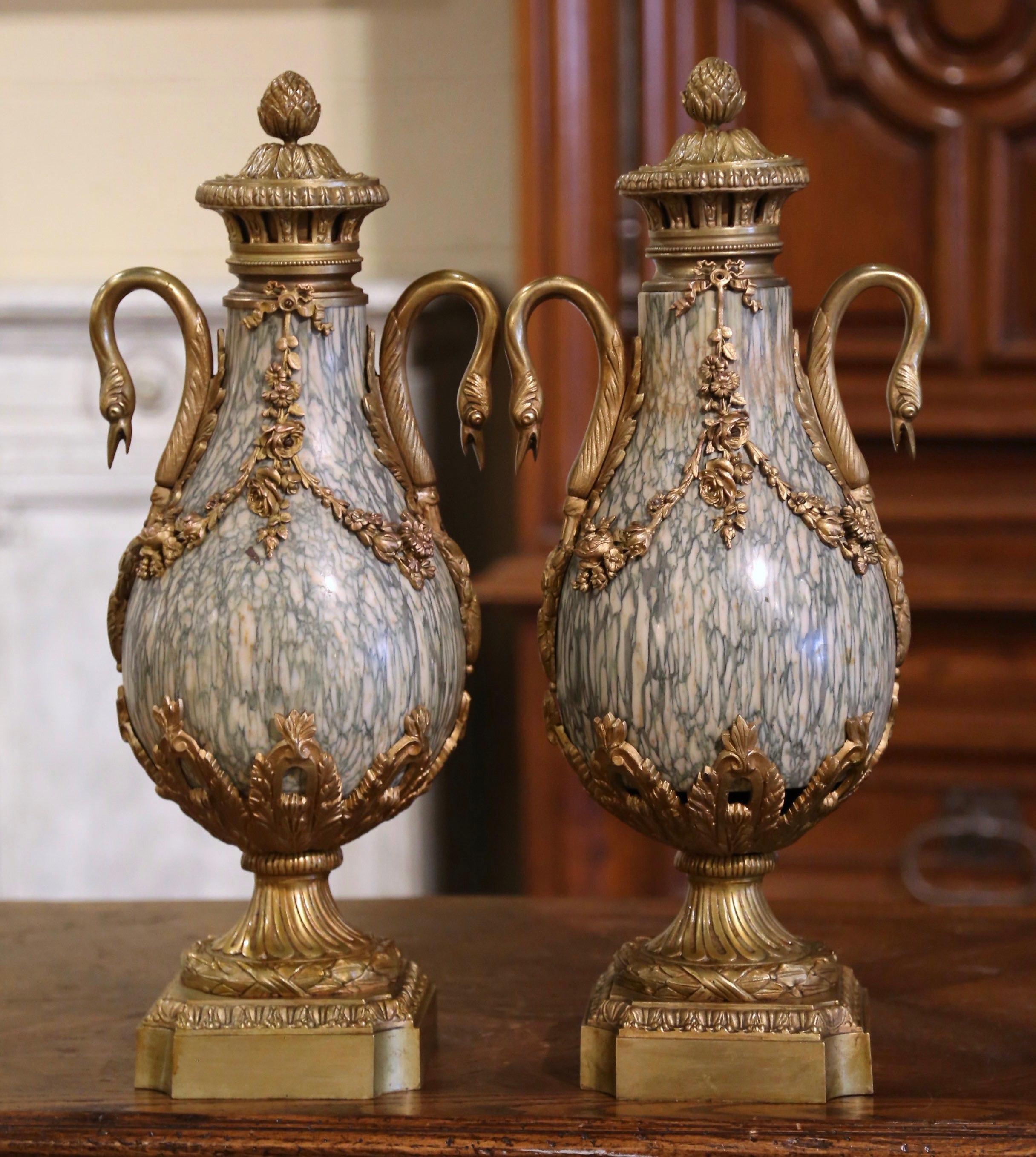 Patiné Paire d'urnes de cheminée Casolettes françaises du 19ème siècle en bronze doré et marbre en vente