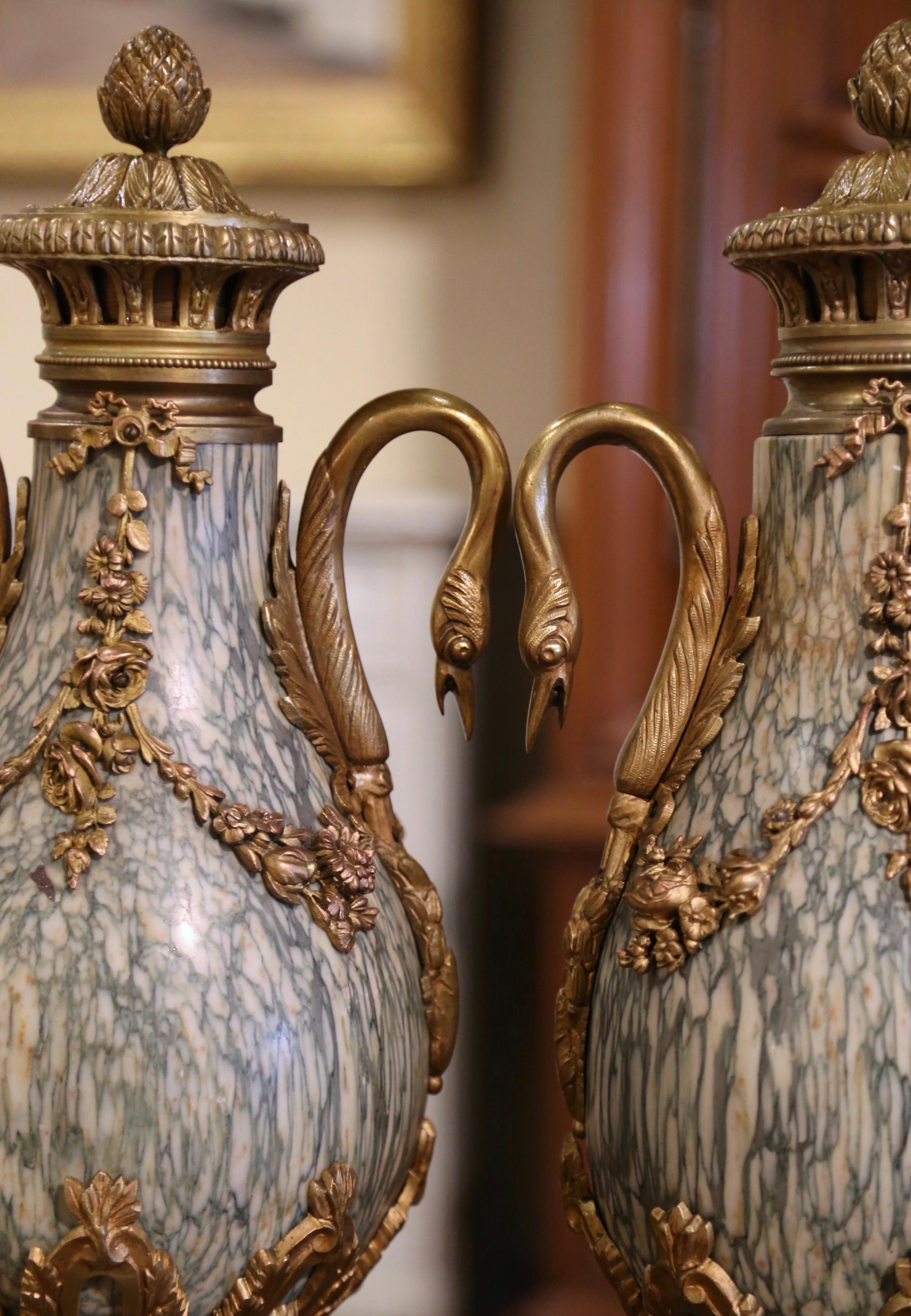 Paire d'urnes de cheminée Casolettes françaises du 19ème siècle en bronze doré et marbre Excellent état - En vente à Dallas, TX